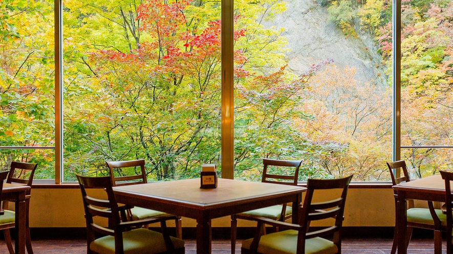 【ル・マッターホルン】紅葉が目の前に広がる絶景のレストラン