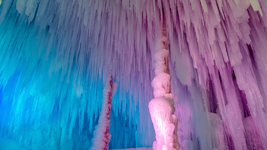 【氷瀑まつり】ライトアップされた氷像の中も幻想的な雰囲気
