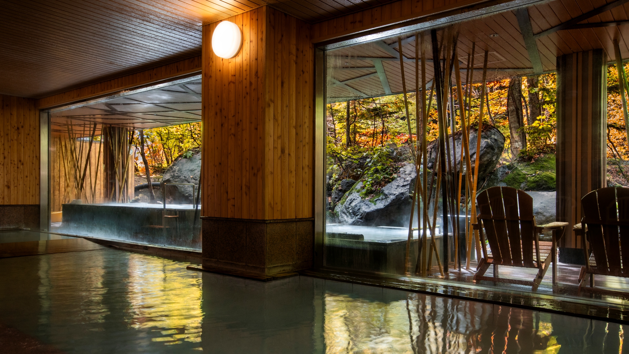 【大自然の湯「鳥の声」】内湯の窓越しに望む紅葉が、季節の移ろいを感じさせてくれます