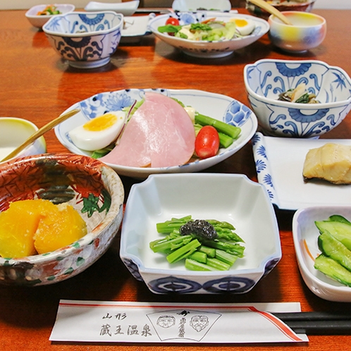 *[朝食一例]野菜や山菜を使った手作りのお料理でしっかり栄養がとれる和食セット。