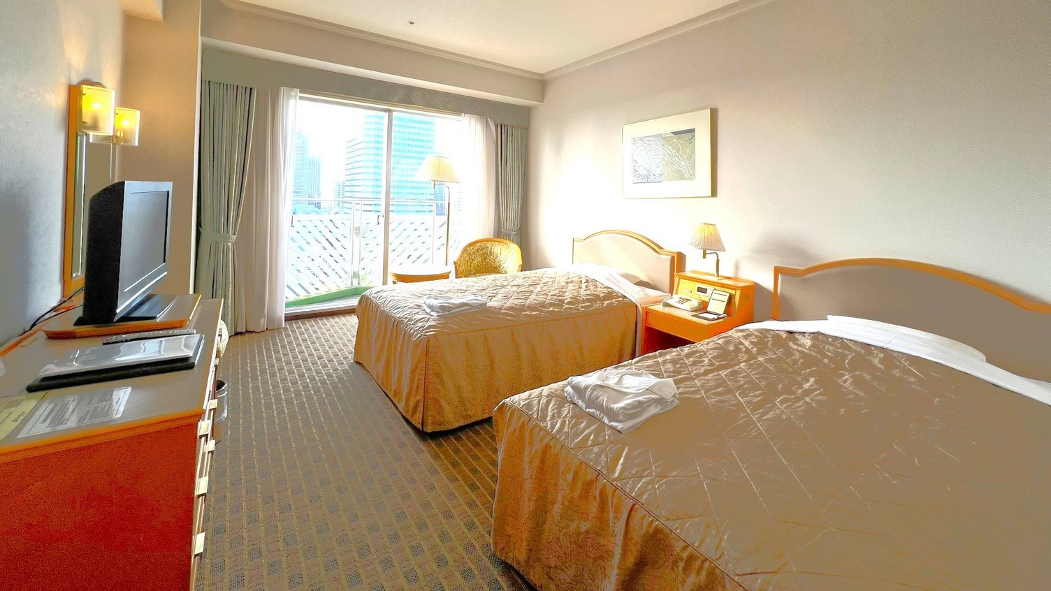 【スタジオツイン】大きな窓とバルコニーがあり、室内は落ち着いた雰囲気でリラックスできます。