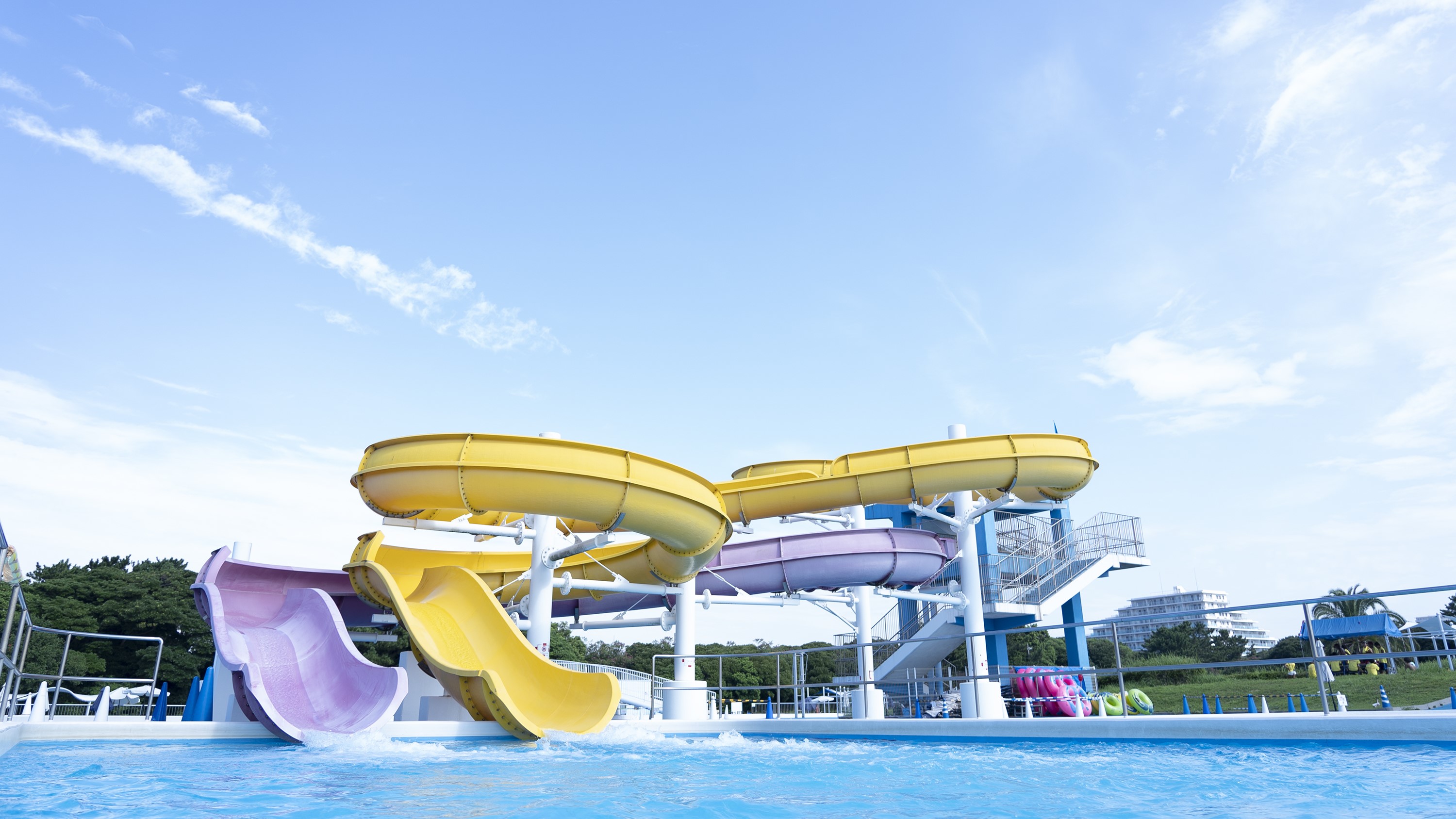 【レトロモダン】をコンセプトに老若男女が楽しめる新たな複合型プール、【稲毛海浜公園プール】です☆