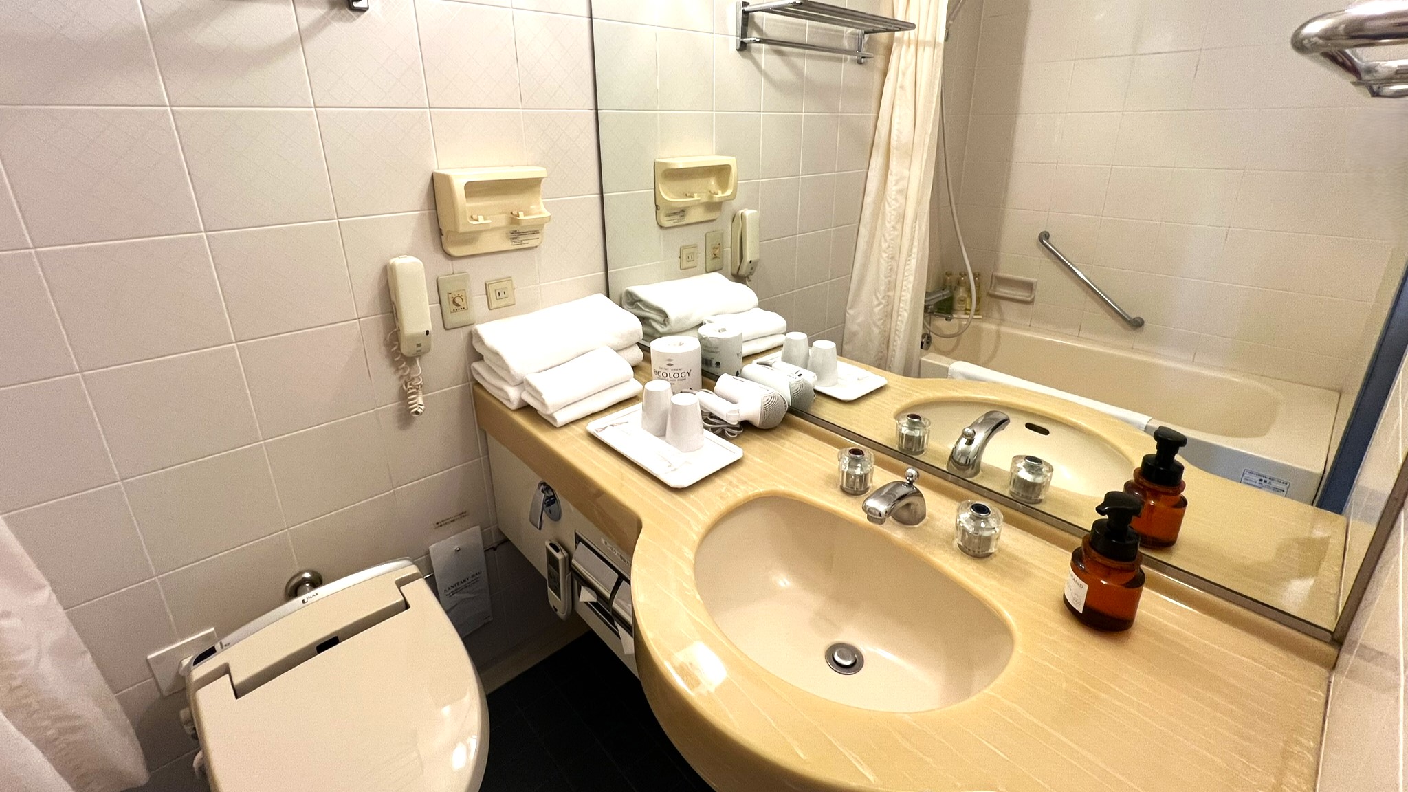 【客室内のバスルーム①】　※洗面台・お手洗い・バスタブが1つのスペースに設置された3点ユニットです。