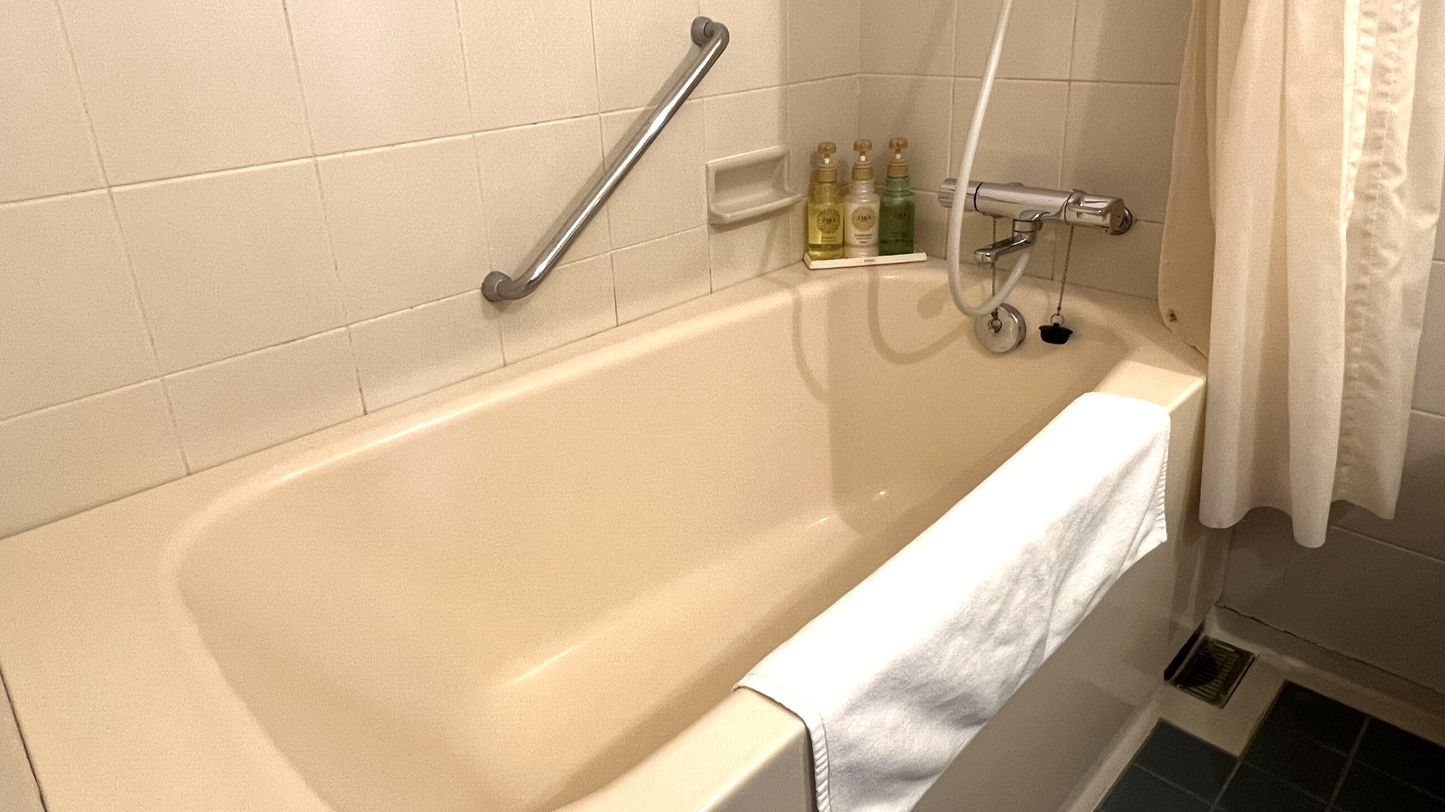 【客室内のバスルーム②】　※洗面台・お手洗い・バスタブが1つのスペースに設置された3点ユニットです。