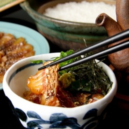 胡麻醤油で漬けた天然鯛と炊き立てのコシヒカリ