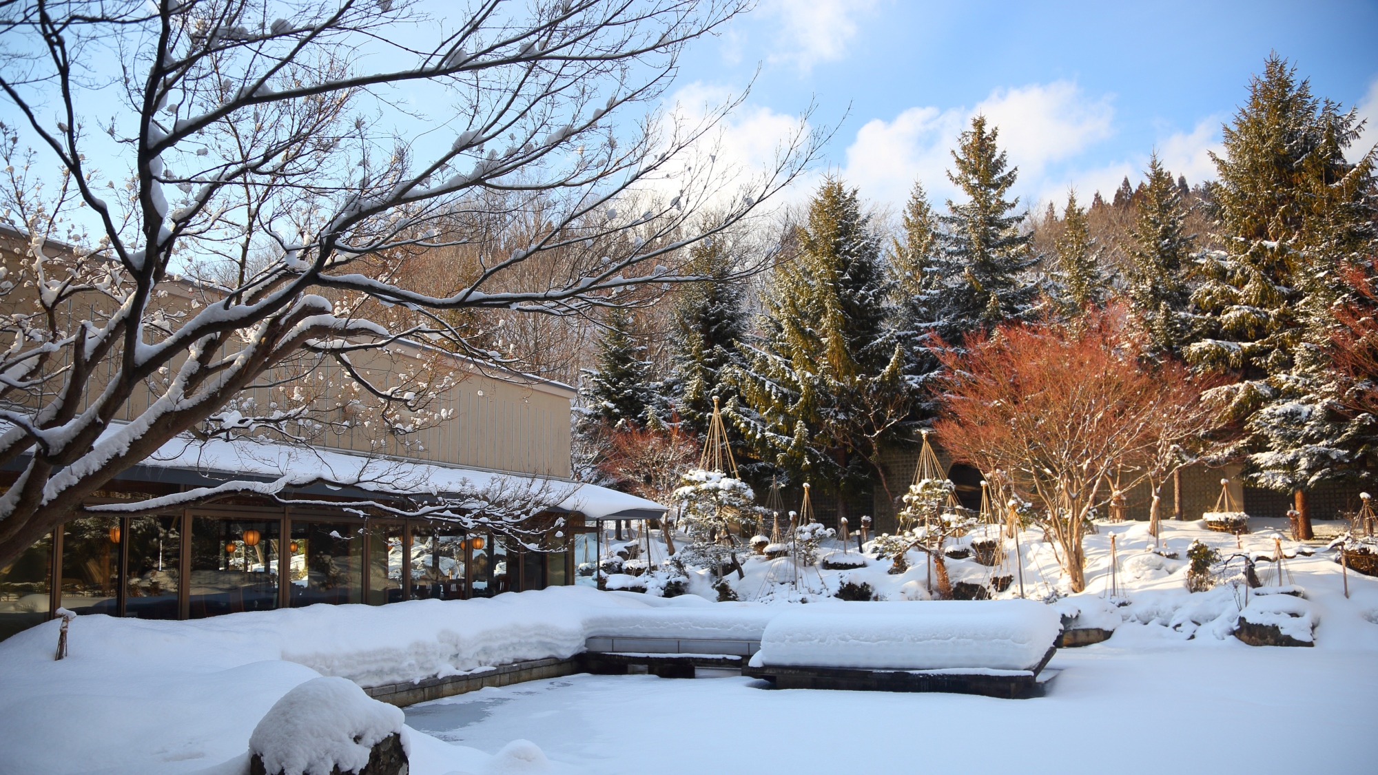 白銀の山々と中庭の雪景色をおたのしみください