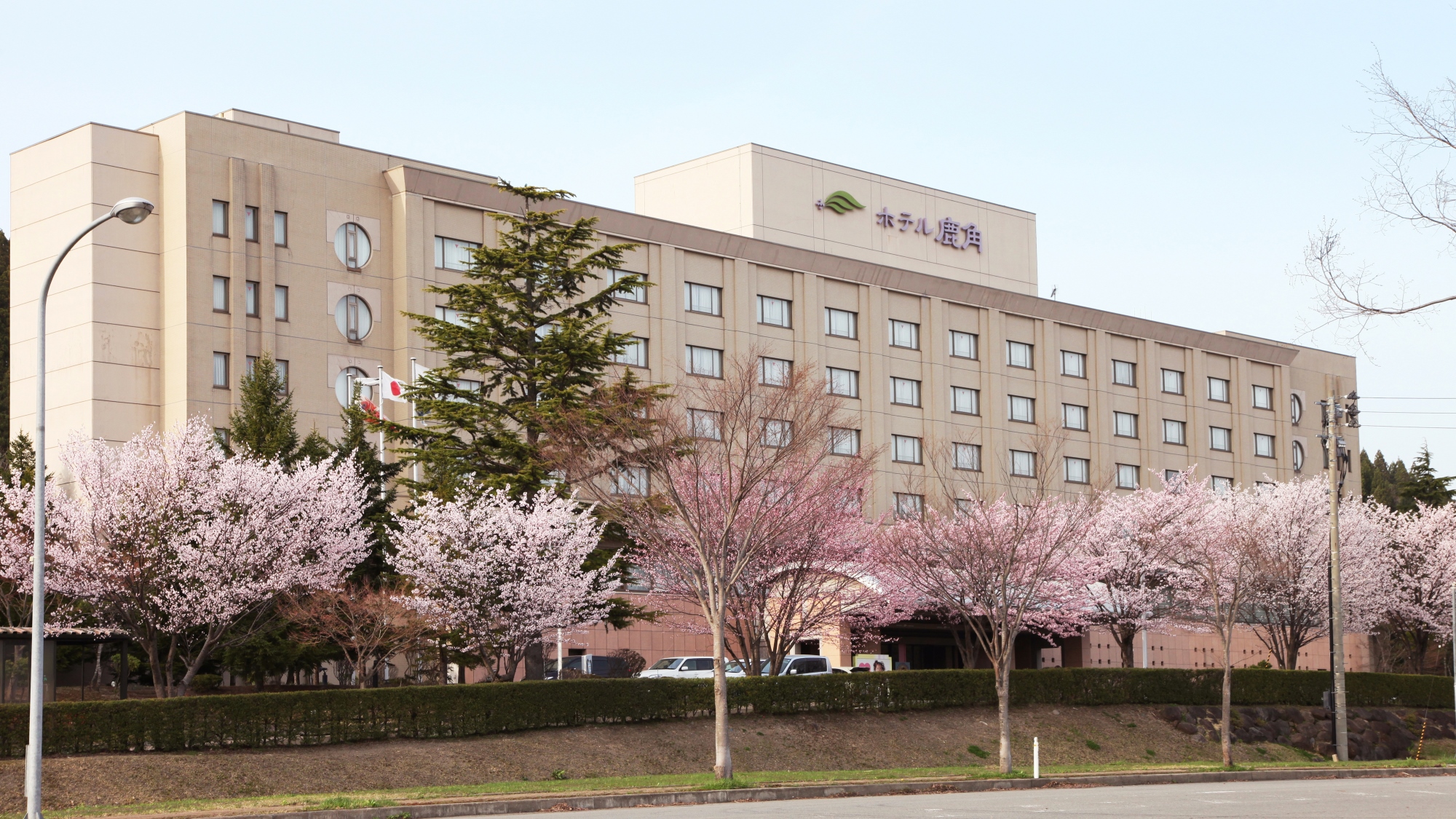 ホテル外観【桜の季節】