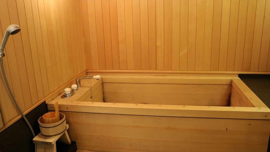 和賓室の檜風呂（温泉給湯ではございません）
