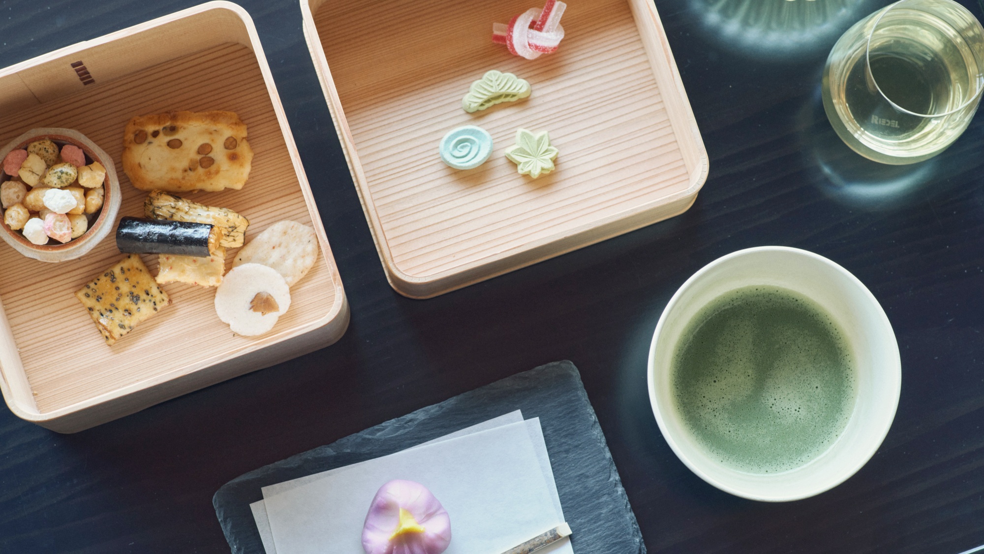 抹茶・八女茶ハーブティー・練り切り・お菓子がついたセットをお持ちいたします。