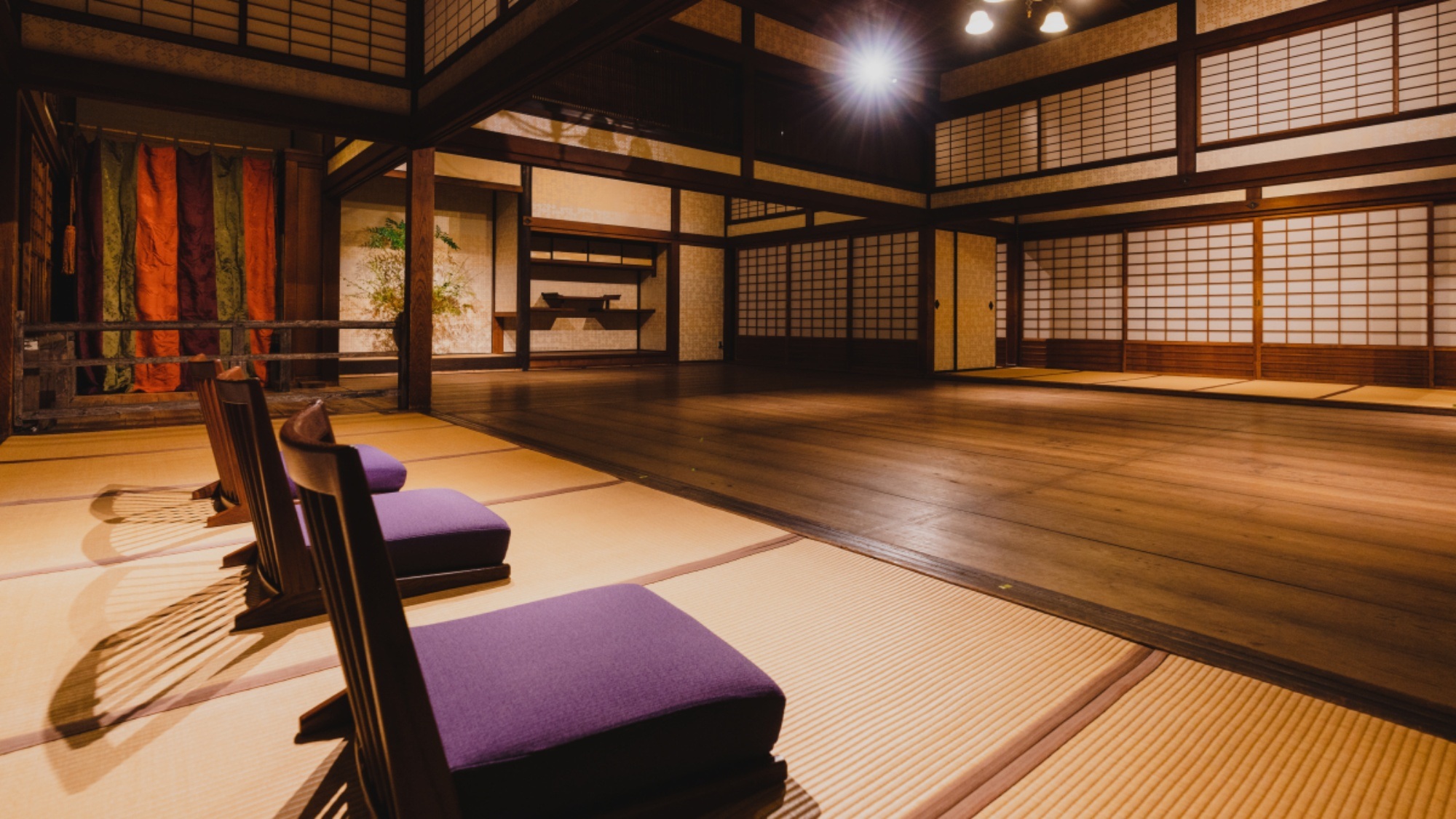 御花の?広間には現在も100 年以上受け継がれてきた能舞台がございます。