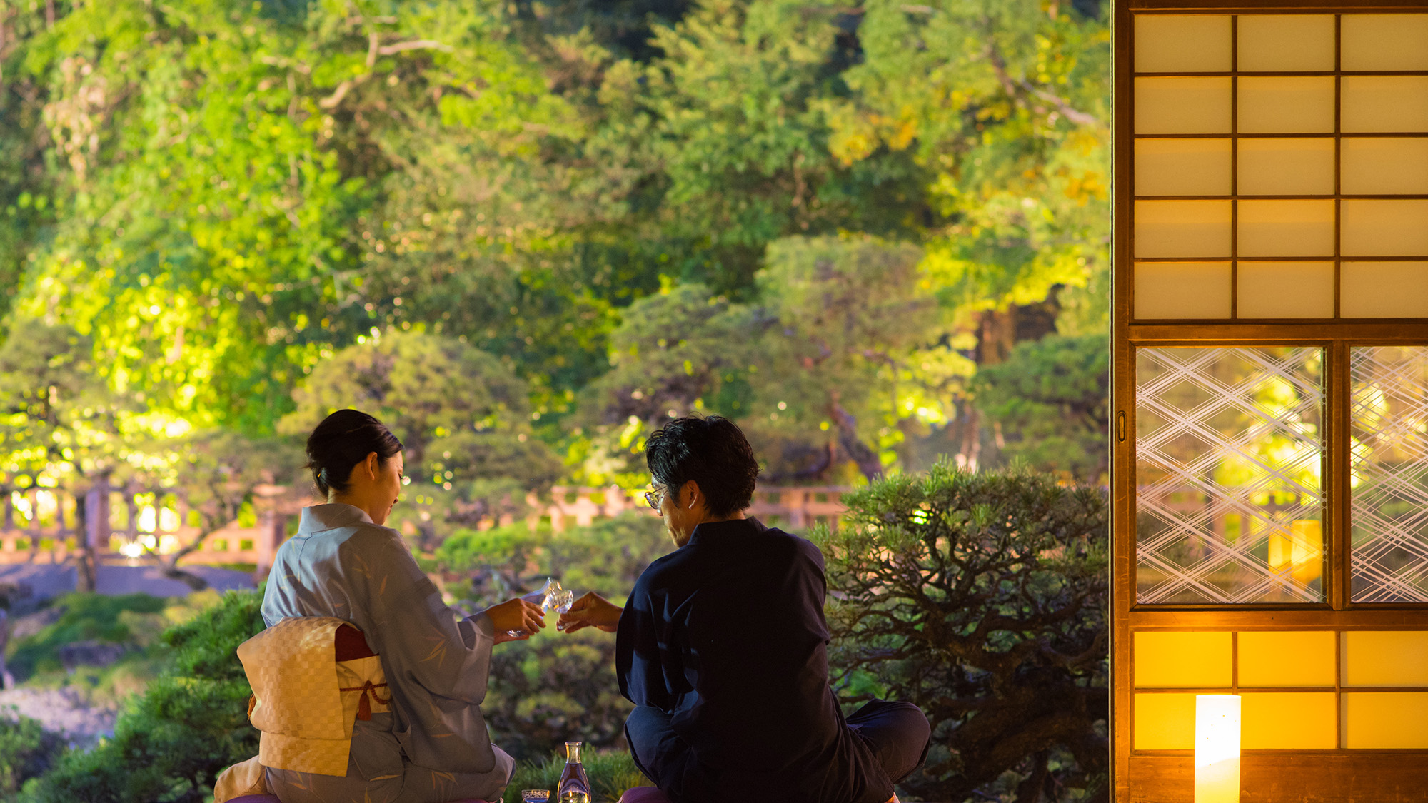 *【大広間】松濤園の灯篭灯り。風情ある景色を眺めながら、ゆっくりと流れる時間をお過ごしください。