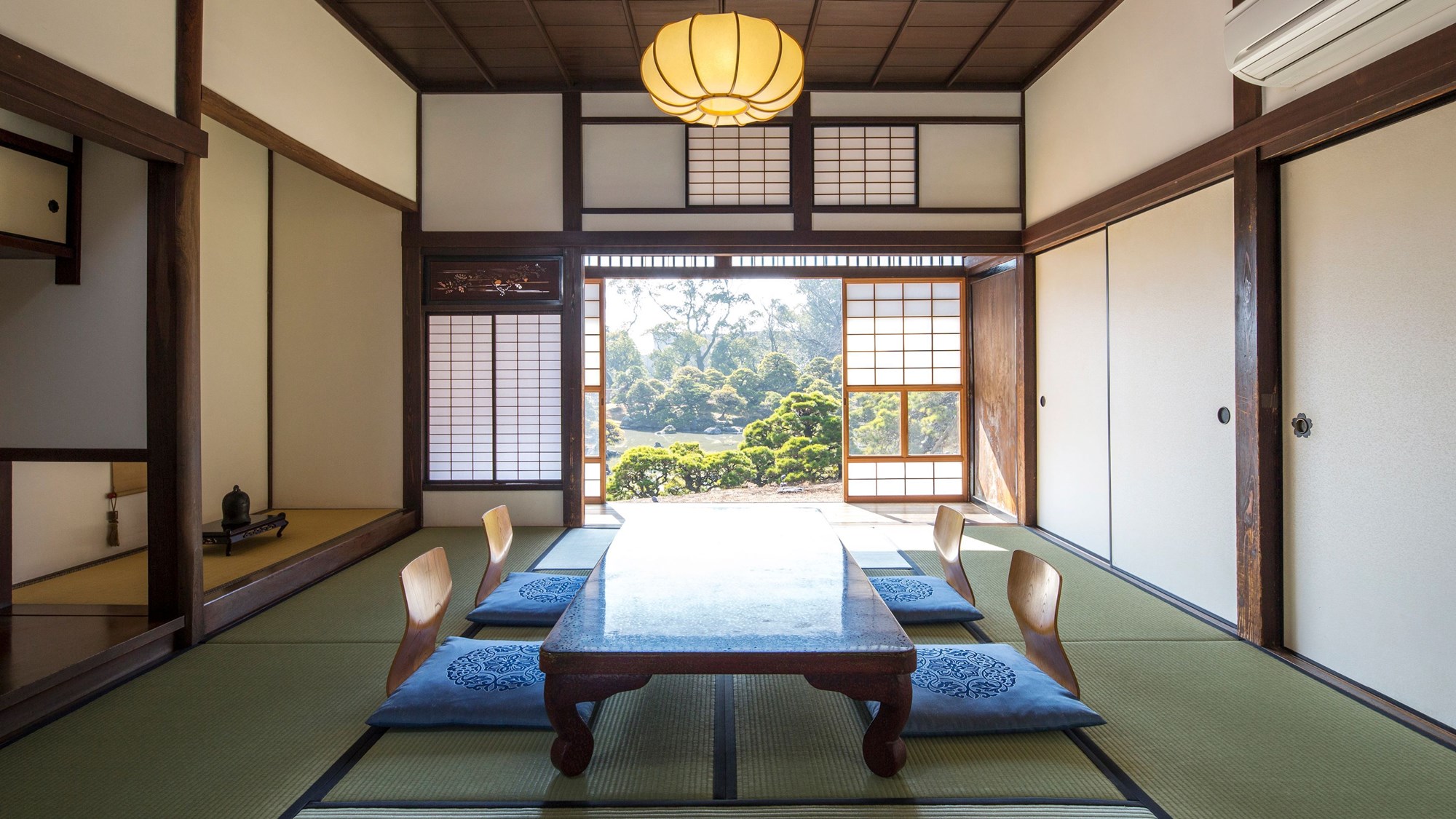 【集景亭（個室）】個室の襖を開けると、日本庭園「松濤園」が一望できます。