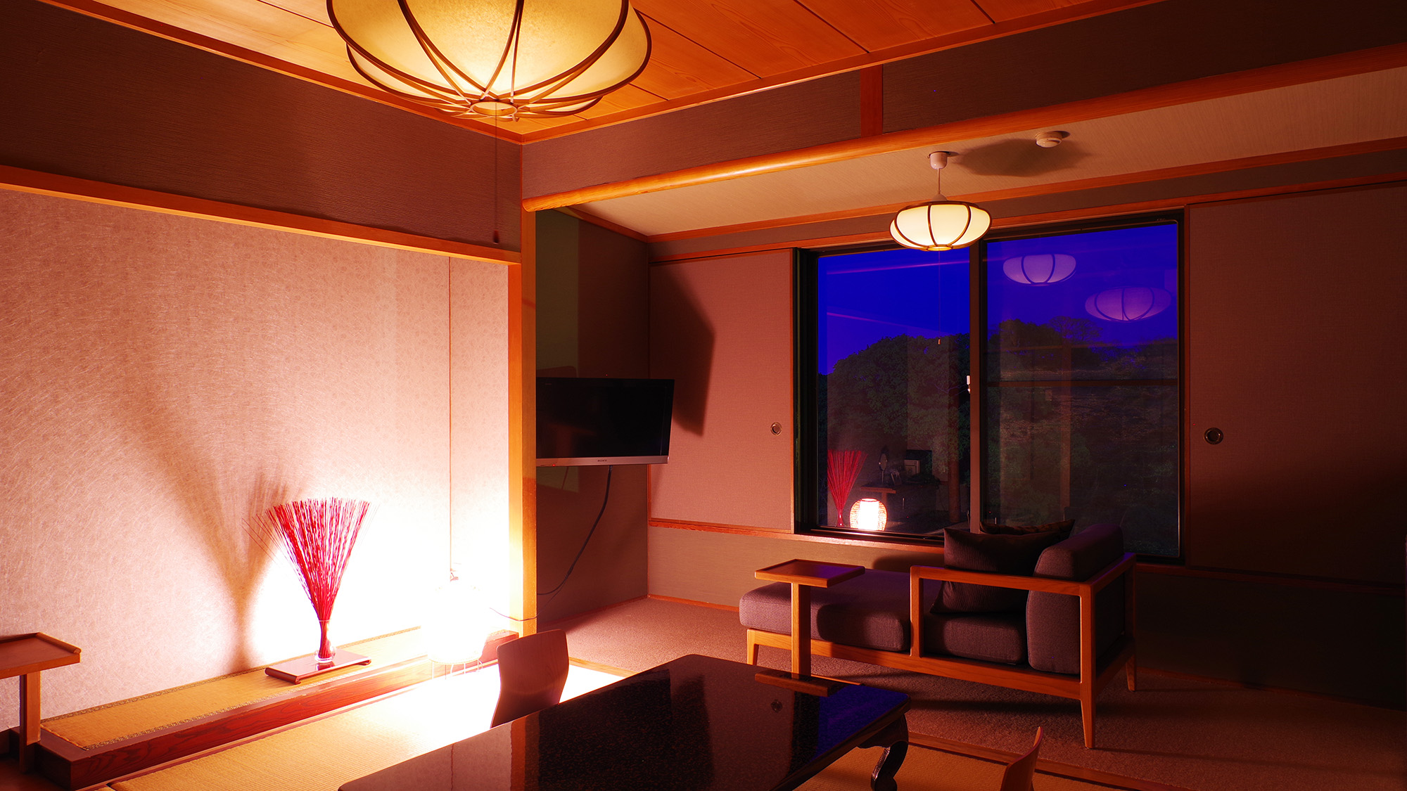 *【和室8畳】窓から臨む夜の日本庭園「松濤園」をご堪能くださいませ。