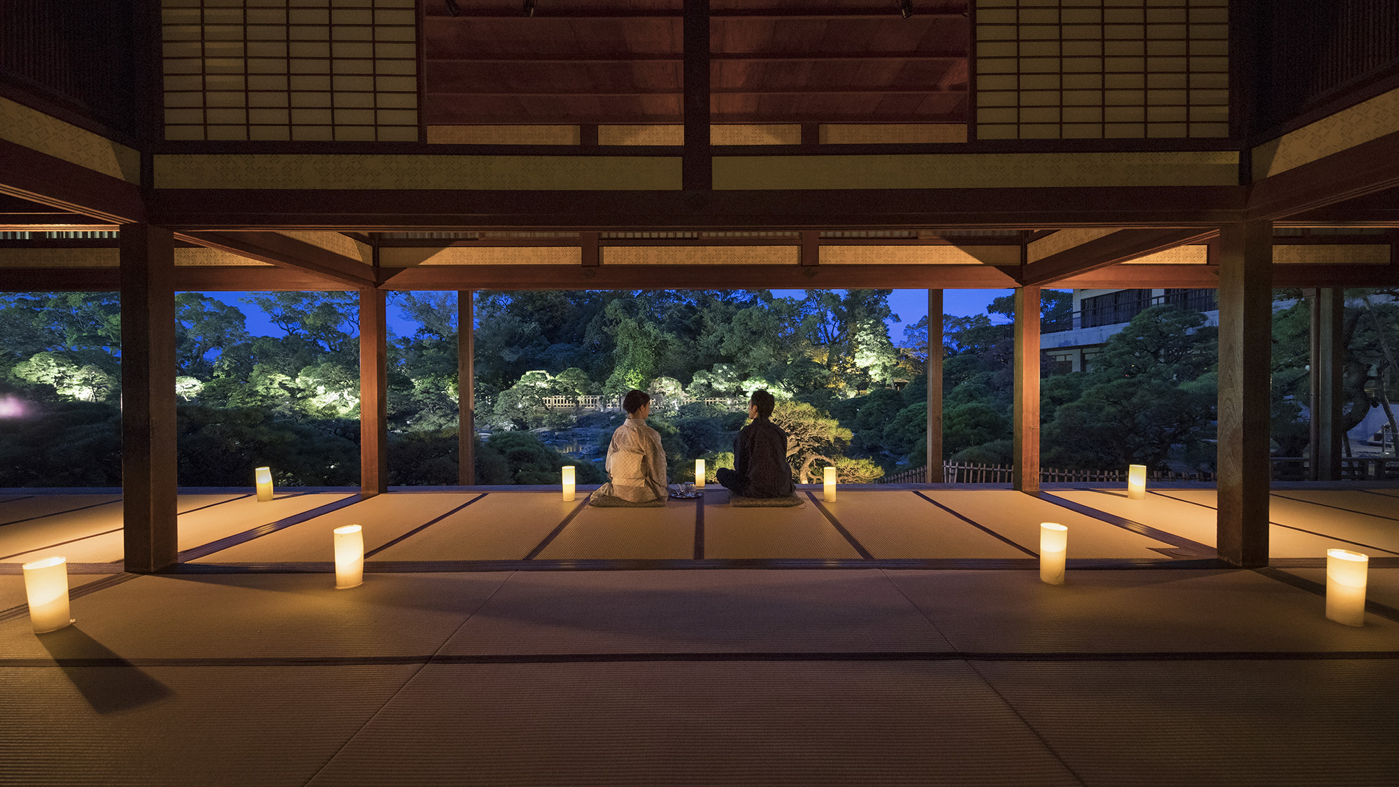 *・宿泊者限定で夜の大広間を開放しております。淡い光が映し出す美しい松濤園をご堪能ください。