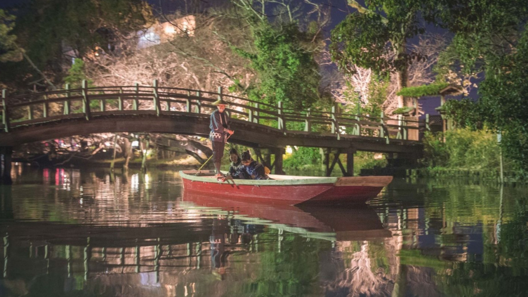 貸し切りのお舟は夏らしい特別仕様となっております。