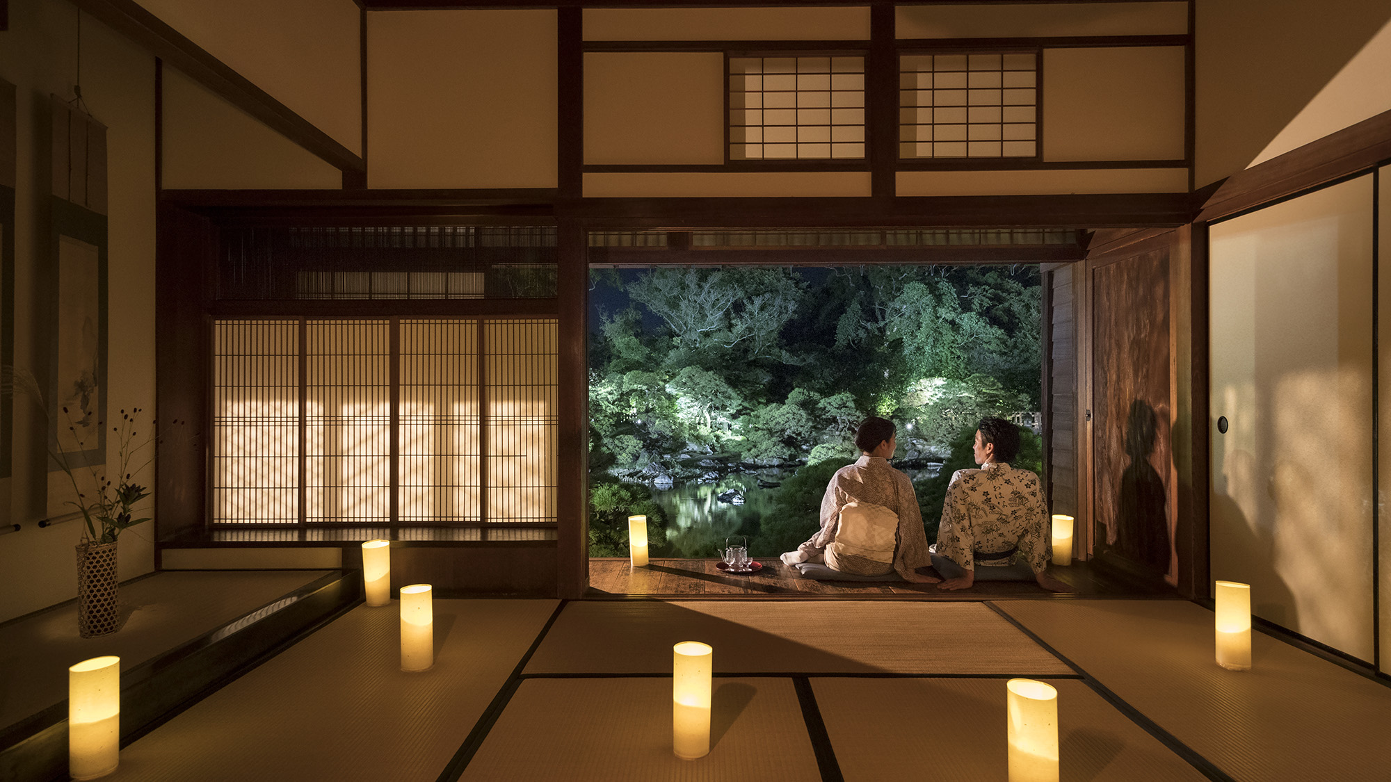 *・【松濤園の灯篭灯り】淡い光が映し出す美しい松濤園。ご宿泊のお客様だけがご堪能出来る絶景です。