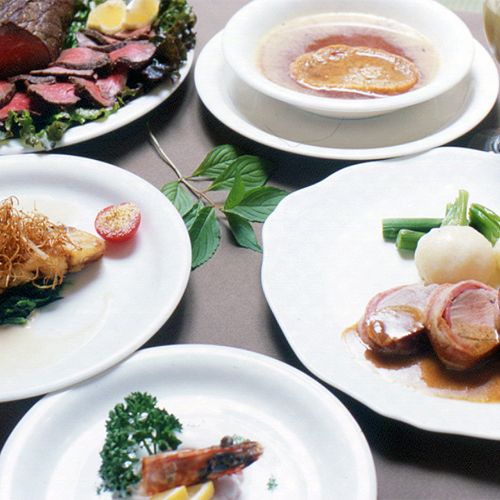 This full-course French meal is handmade by the owner-chef, a former chef, from the selection of fresh ingredients to the sauce.