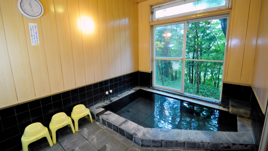 四季折々の風景が楽しめる天然温泉は無料貸切でご利用いただけます。 自慢の温泉は、人気の高い「硫黄泉」
