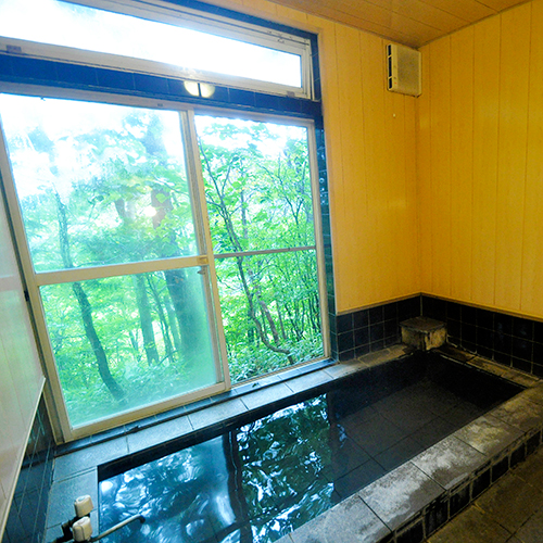 ゆっくりとご利用いただくため、無料の貸切温泉は２つ誤用してあります。泉質は白い濁り湯の硫黄泉です。