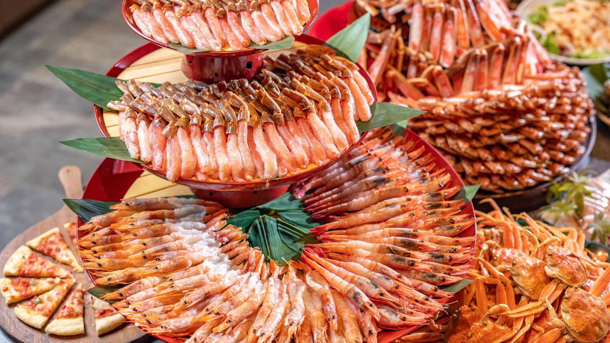 【カニ食べ納め｜冬ビュッフェ】カニ刺しにカニ天ぷら、ステーキも食べ放題！豪快カニビュッフェ【1KZ】