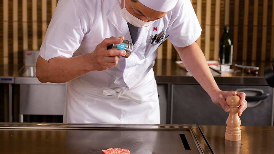 ビュッフェではライブキッチンも。こちらでは焼き立てステーキを。