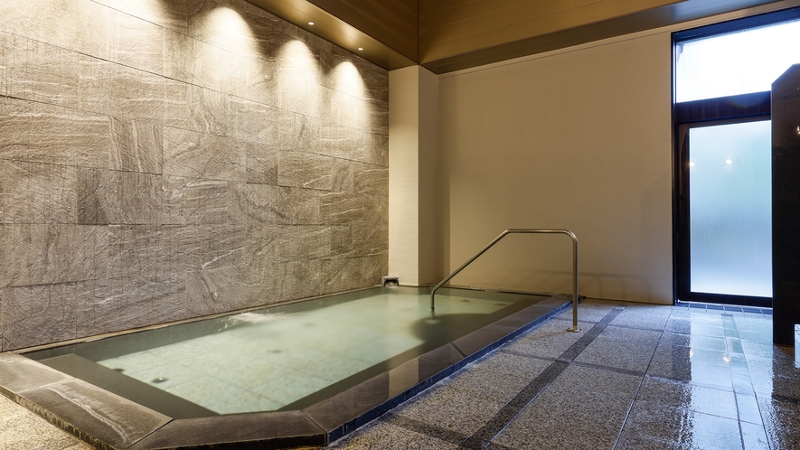 壁には石を使用し、清潔感がある広々とした大浴場。