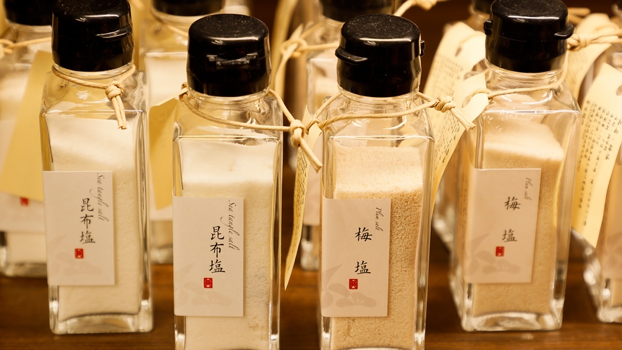 佳松苑のオリジナル塩を売店にて販売しております。