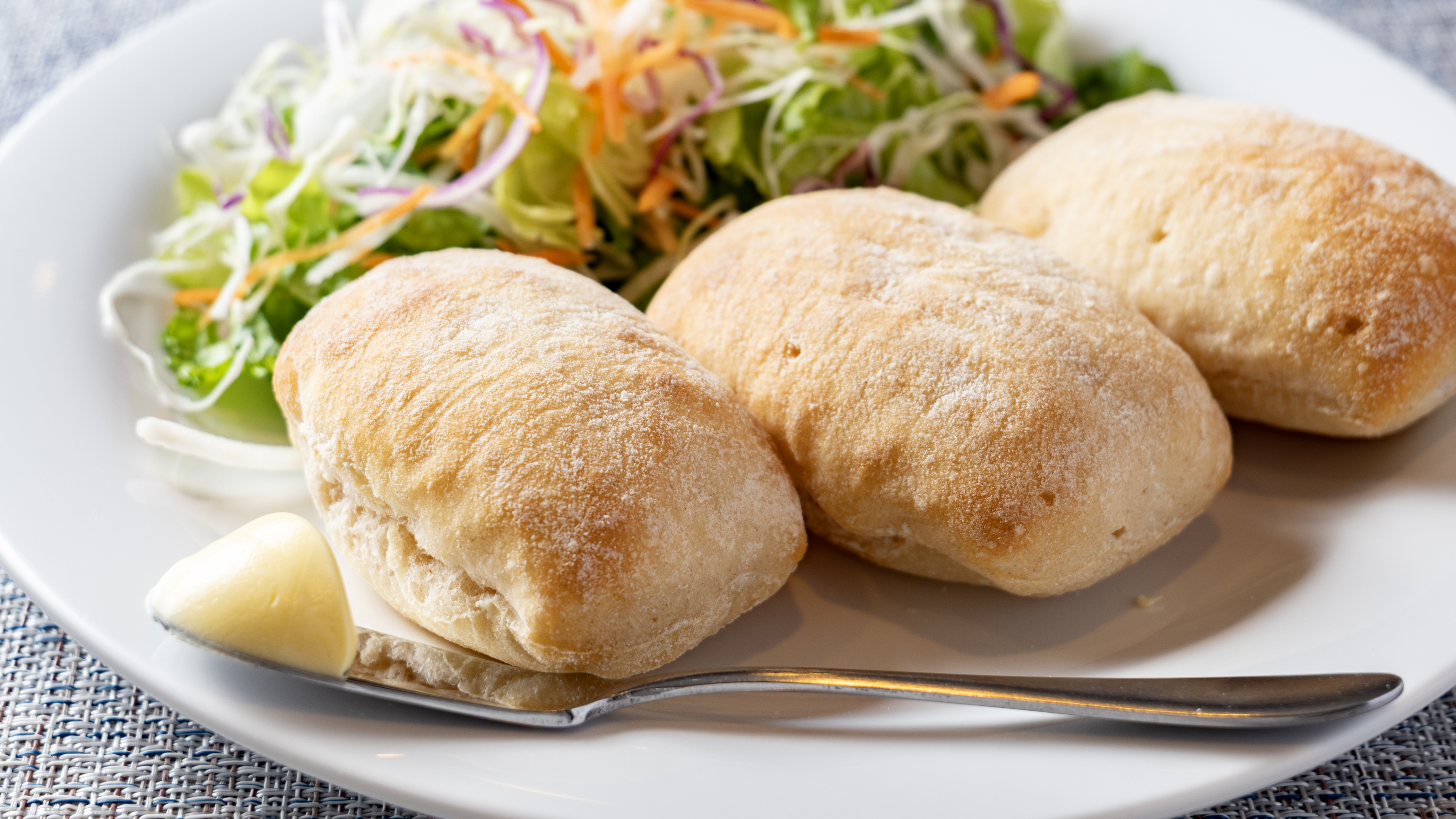 オリジナルのBIOロールは珍しいオーガニックのパンなんです♪