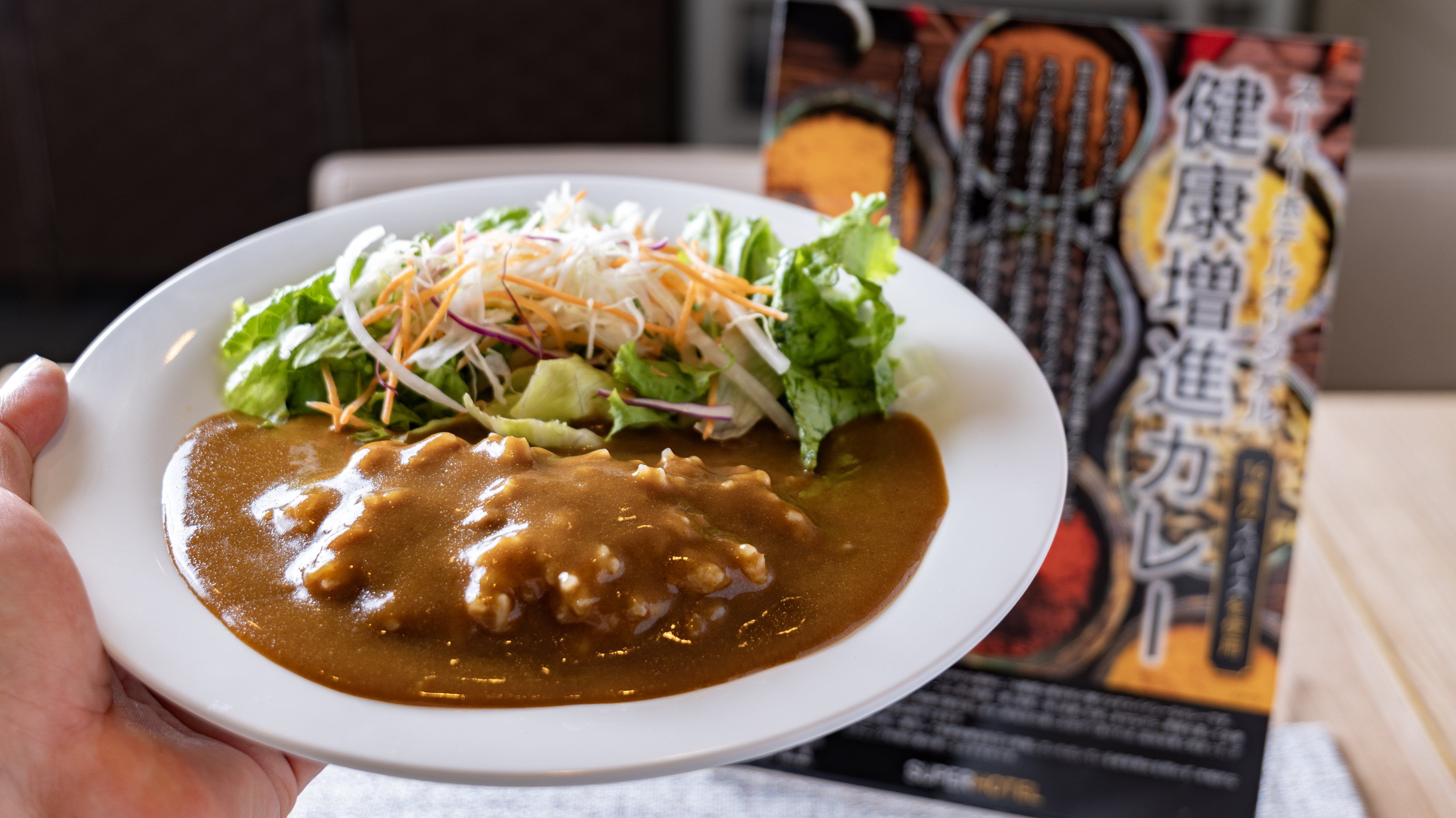 健康増進カレーは16種類のスパイスと生姜をソテーして、甘さの強い玉ねぎを合わせたオリジナルカレーです