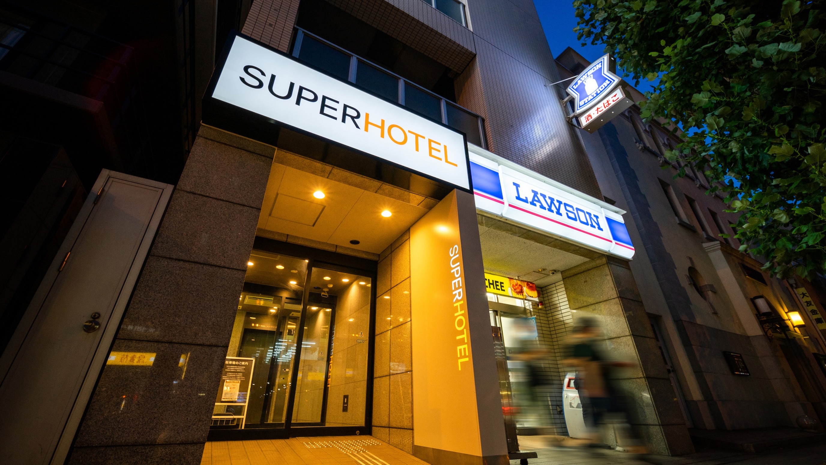 入口横にはコンビニエンスストアも併設されております