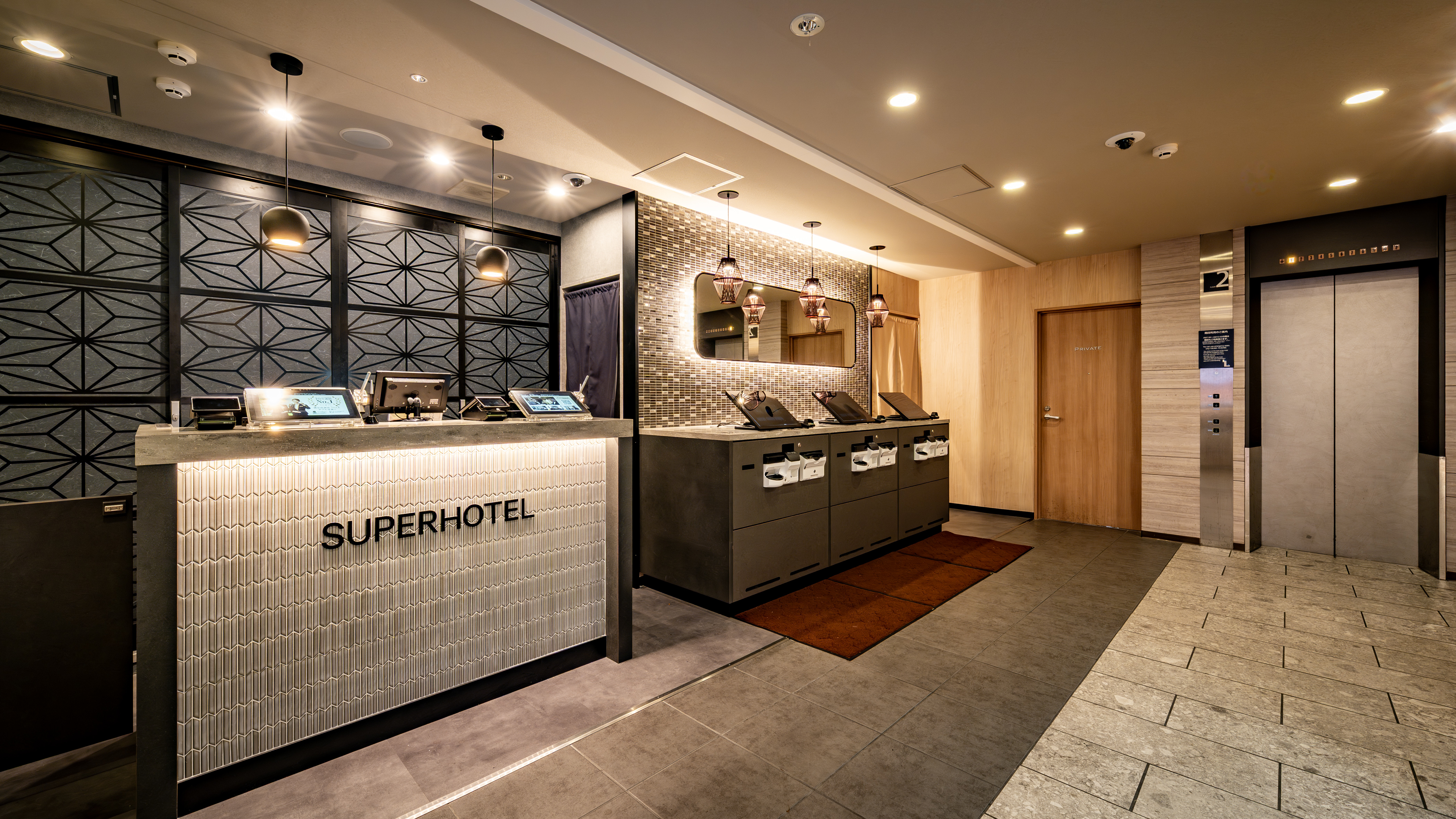 ひのき香るフロントでお迎えいたします