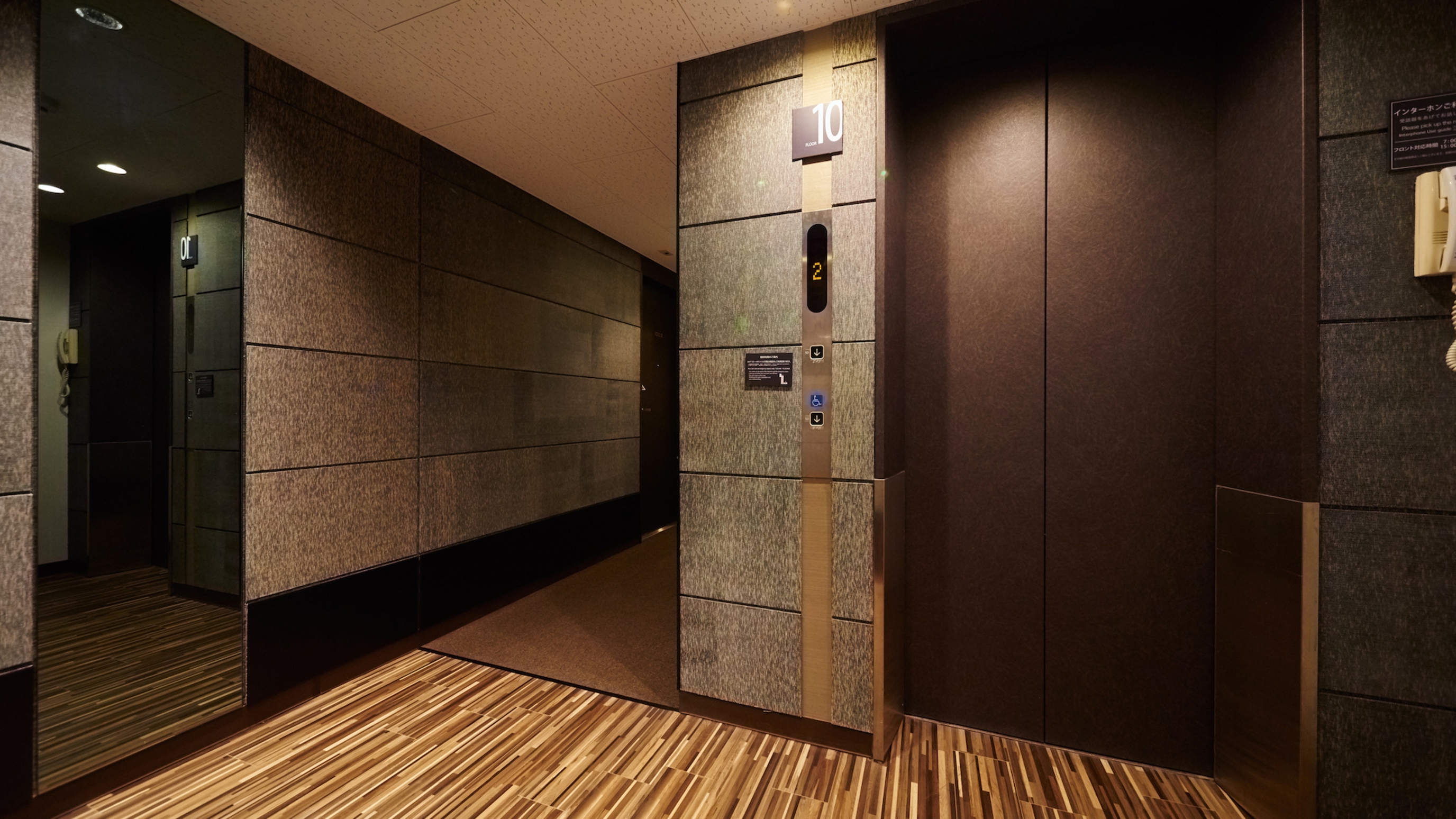 各階のエレベーター付近です