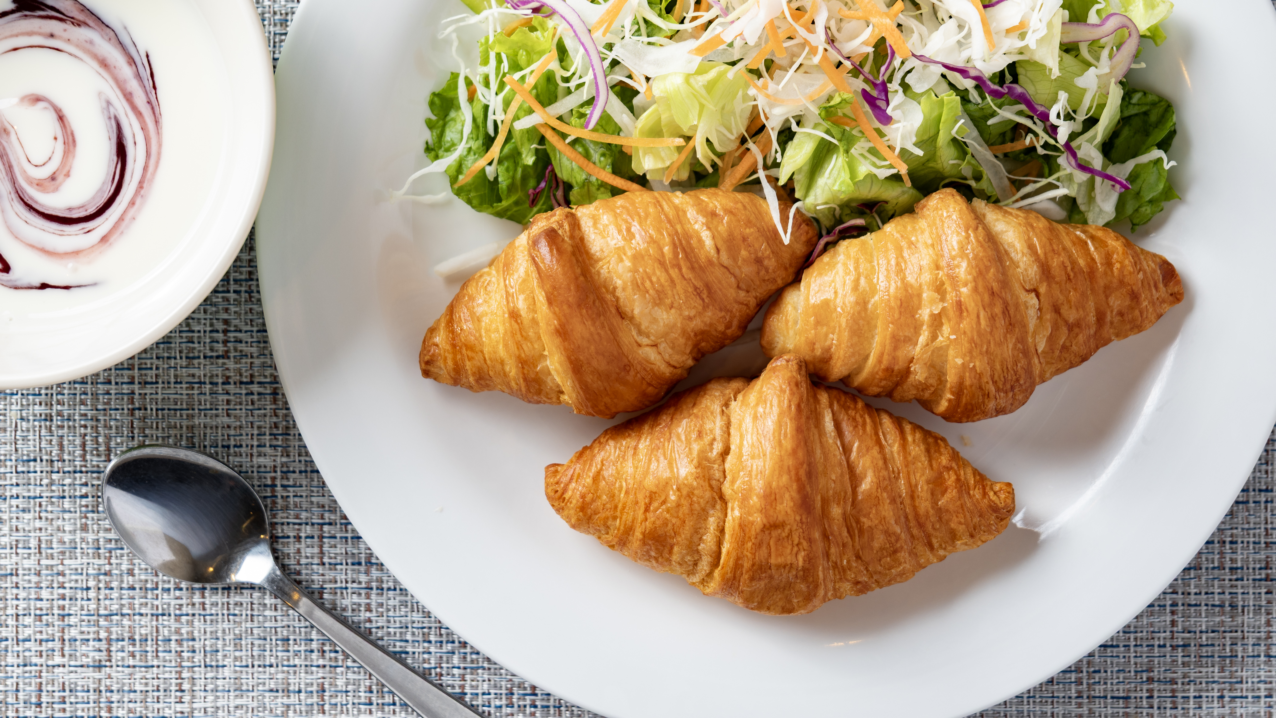 『クロワッサン』是非、一口食べてみてください。発酵バターをたっぷり使用した大人気のおすすめパンです。