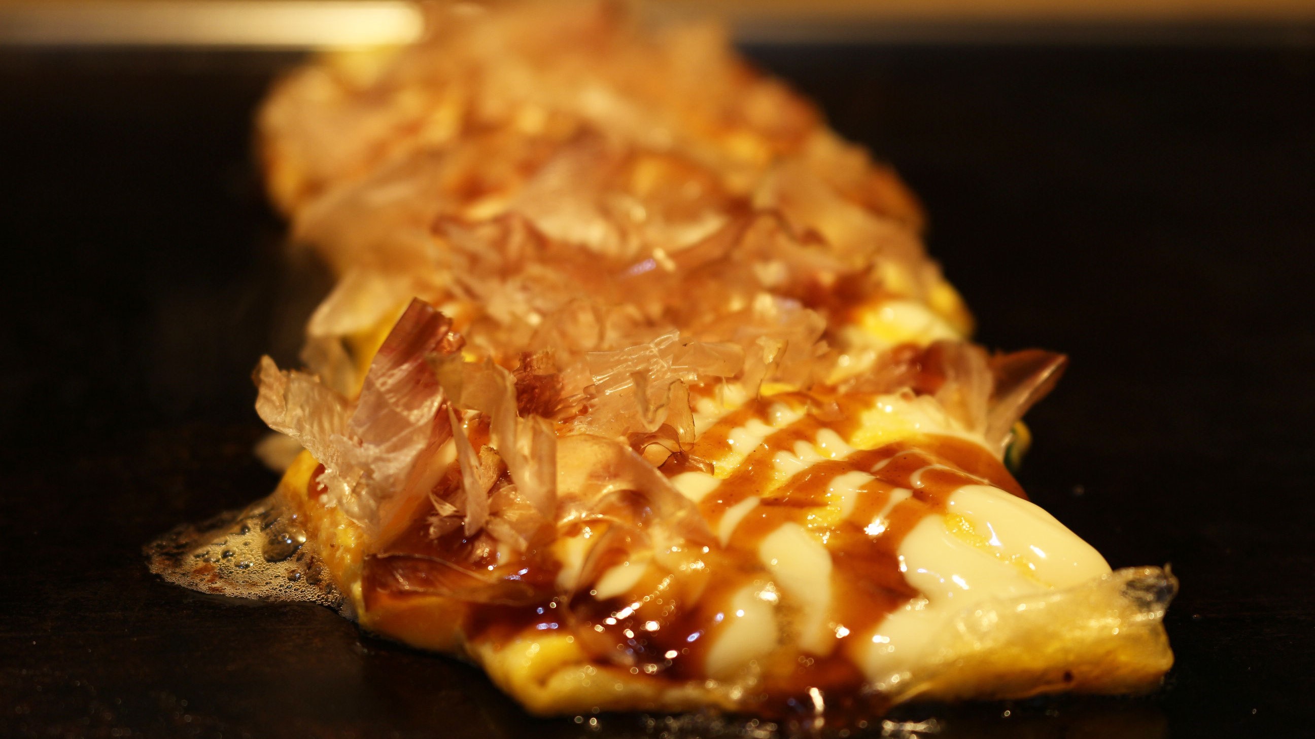 鶴橋風月なんば千日前店：鉄板焼きで人気のもちチーズとんぺい☆とろとろのチーズと卵の愛称が抜群です♪
