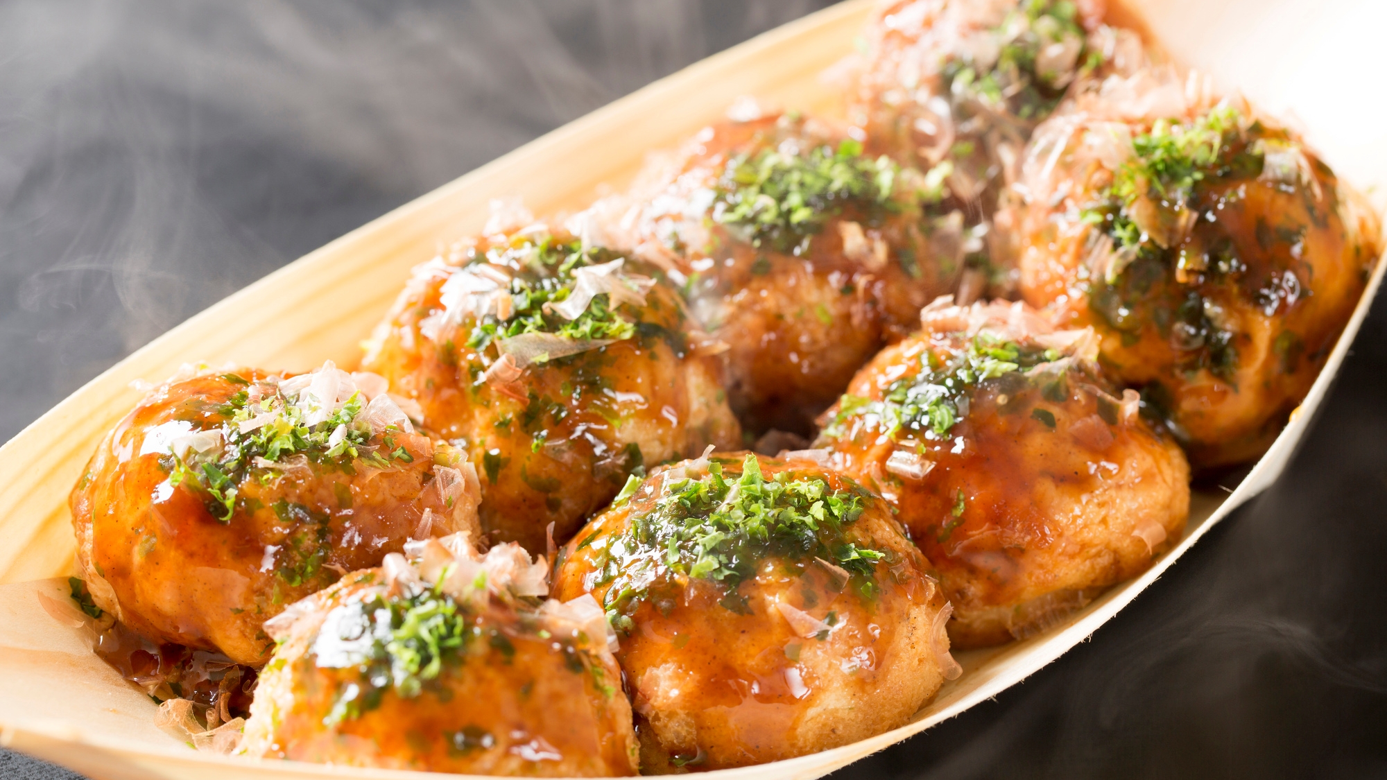 ホテル周辺には大阪名物グルメが充実！本場のアツアツたこ焼きも楽しめます