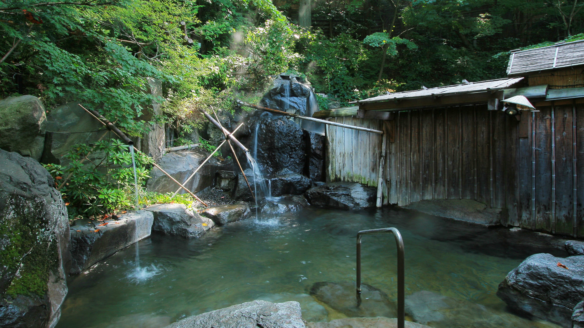 山懐にいだかれた森の中の露天風呂