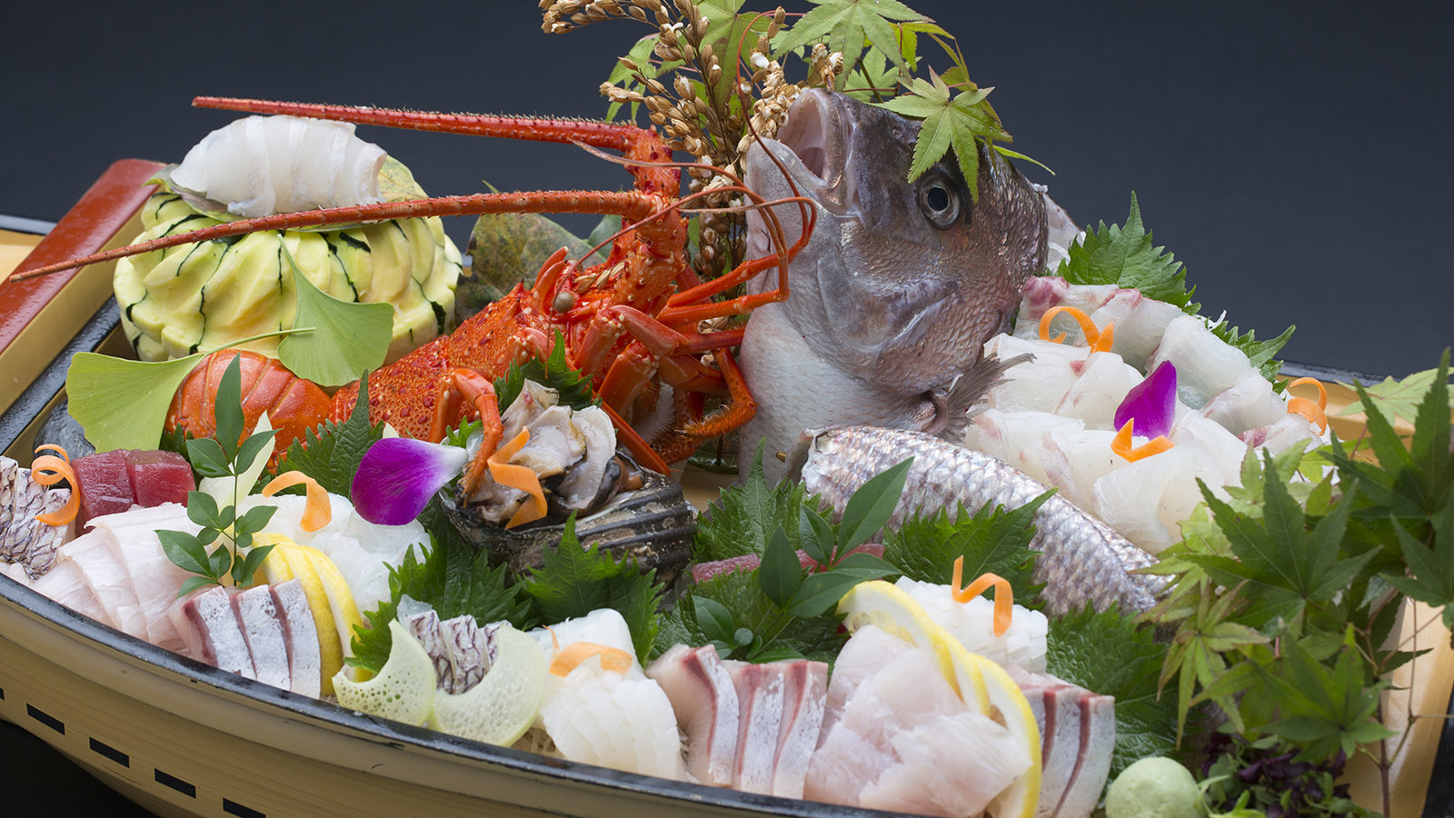 雑賀崎港から直接仕入れる新鮮な食材を活かしたお料理が自慢の宿。新鮮海幸はやっぱり舟盛りで♪