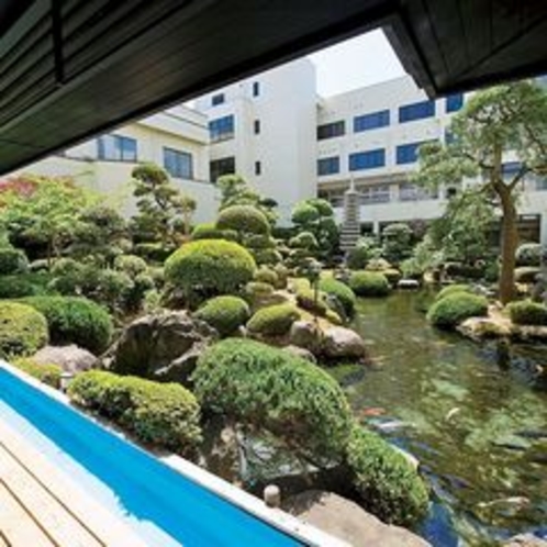 日本庭園と足湯