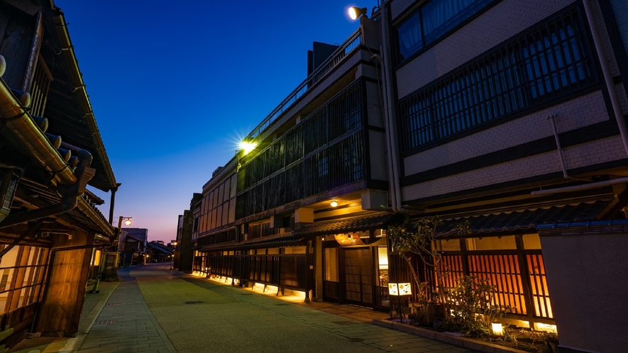 夕暮れの玄関前と川原町町並み