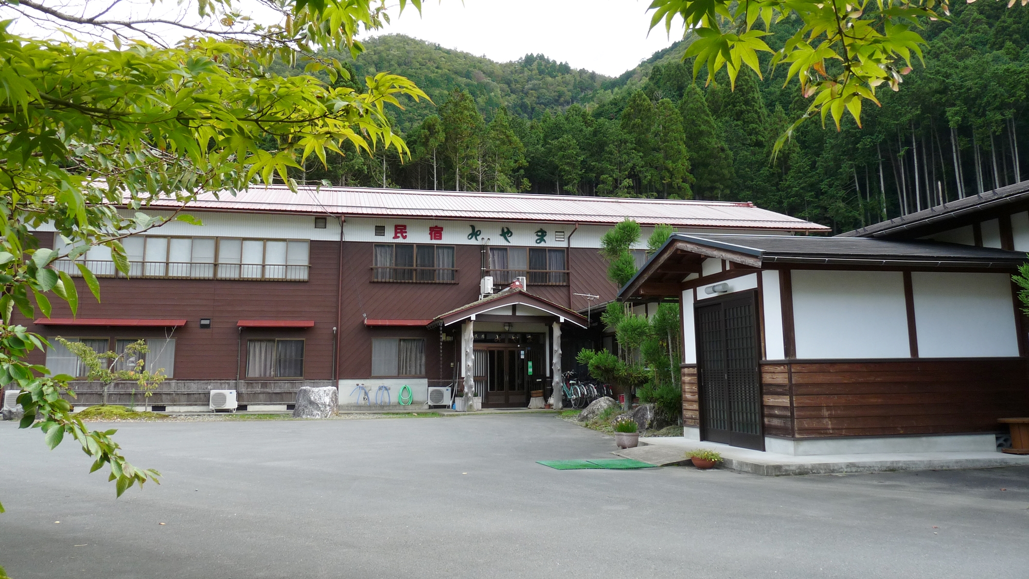 *【外観】夏は新緑がまぶしい季節！山々が青くキラキラキレイです☆