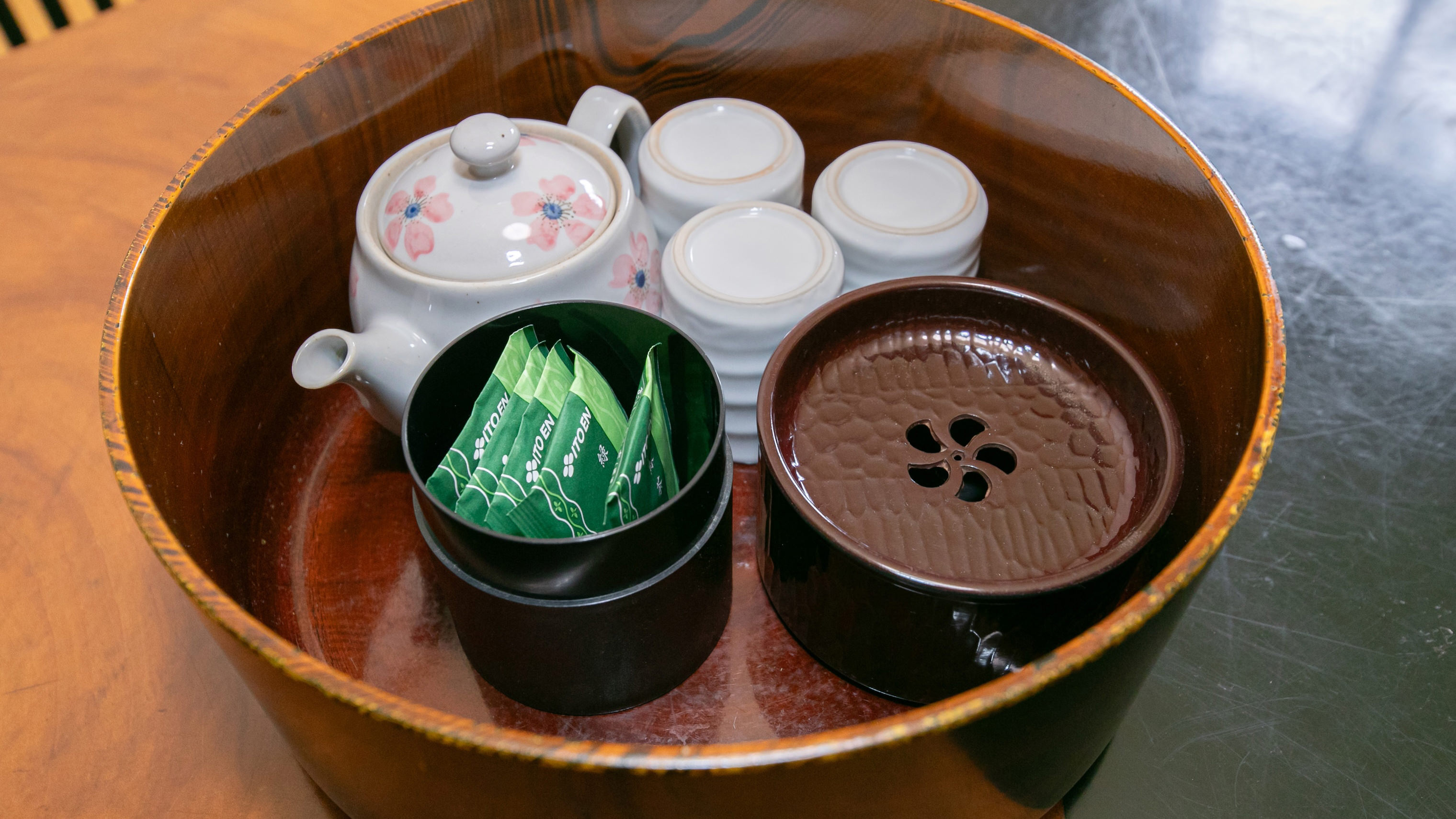 【和室９畳】テレビ・トイレ・冷蔵庫付き（中庭側）