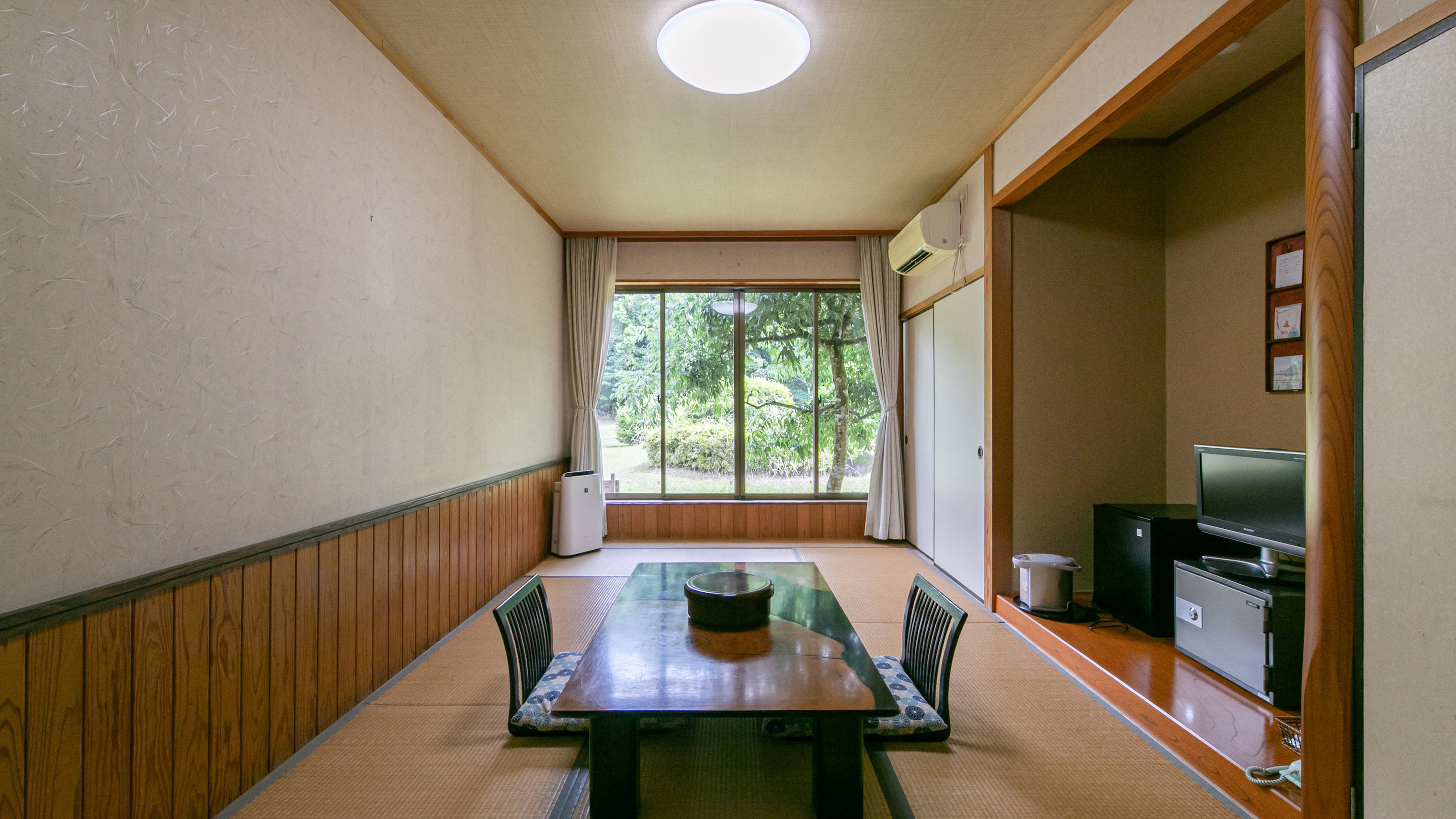 【和室９畳】テレビ・トイレ・冷蔵庫付き（中庭側）