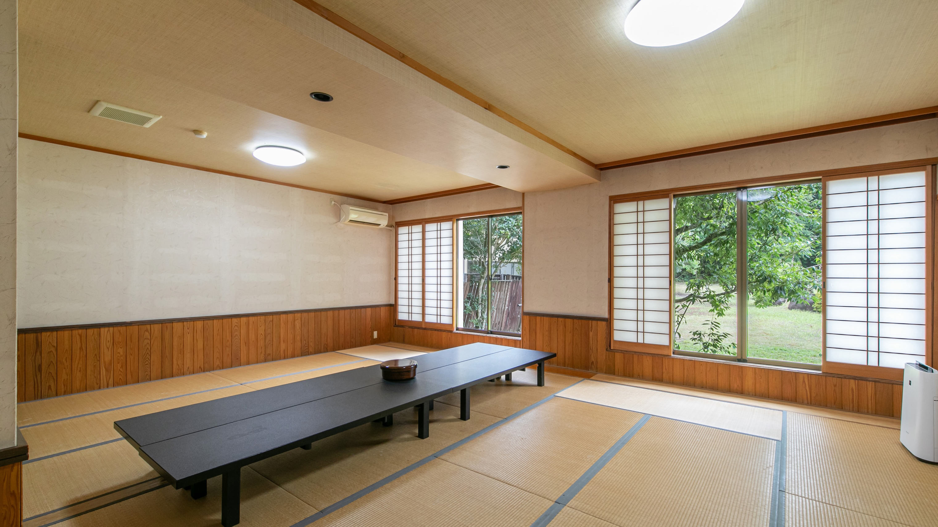 【和室２０畳】テレビ・トイレ・冷蔵庫付き（中庭側）