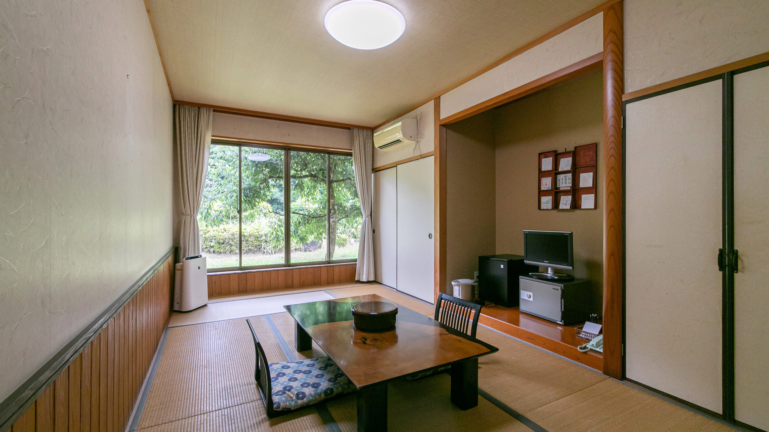 【和室９畳】テレビ・トイレ・冷蔵庫付き（中庭側）