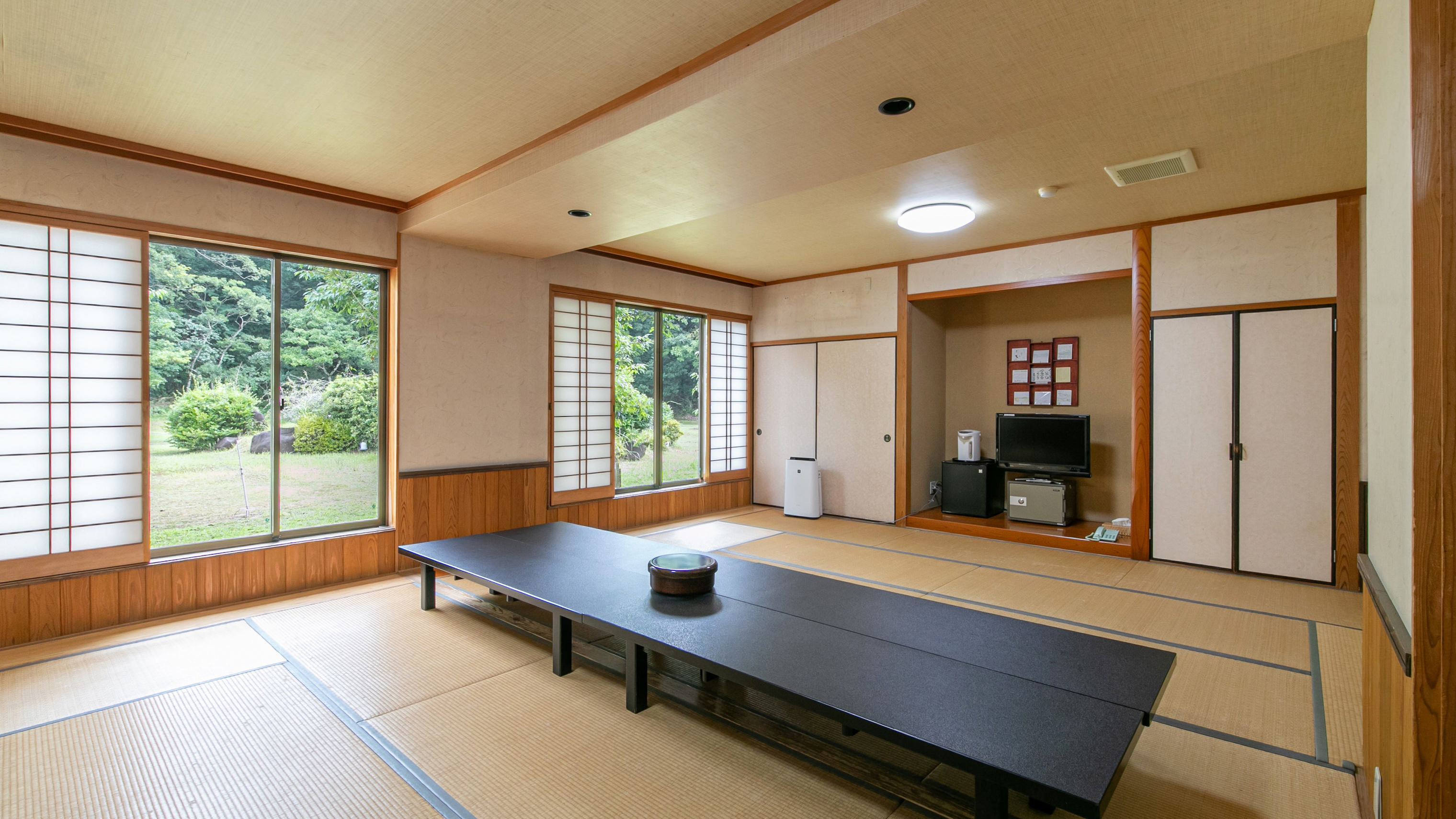 【和室２０畳】テレビ・トイレ・冷蔵庫付き（中庭側）