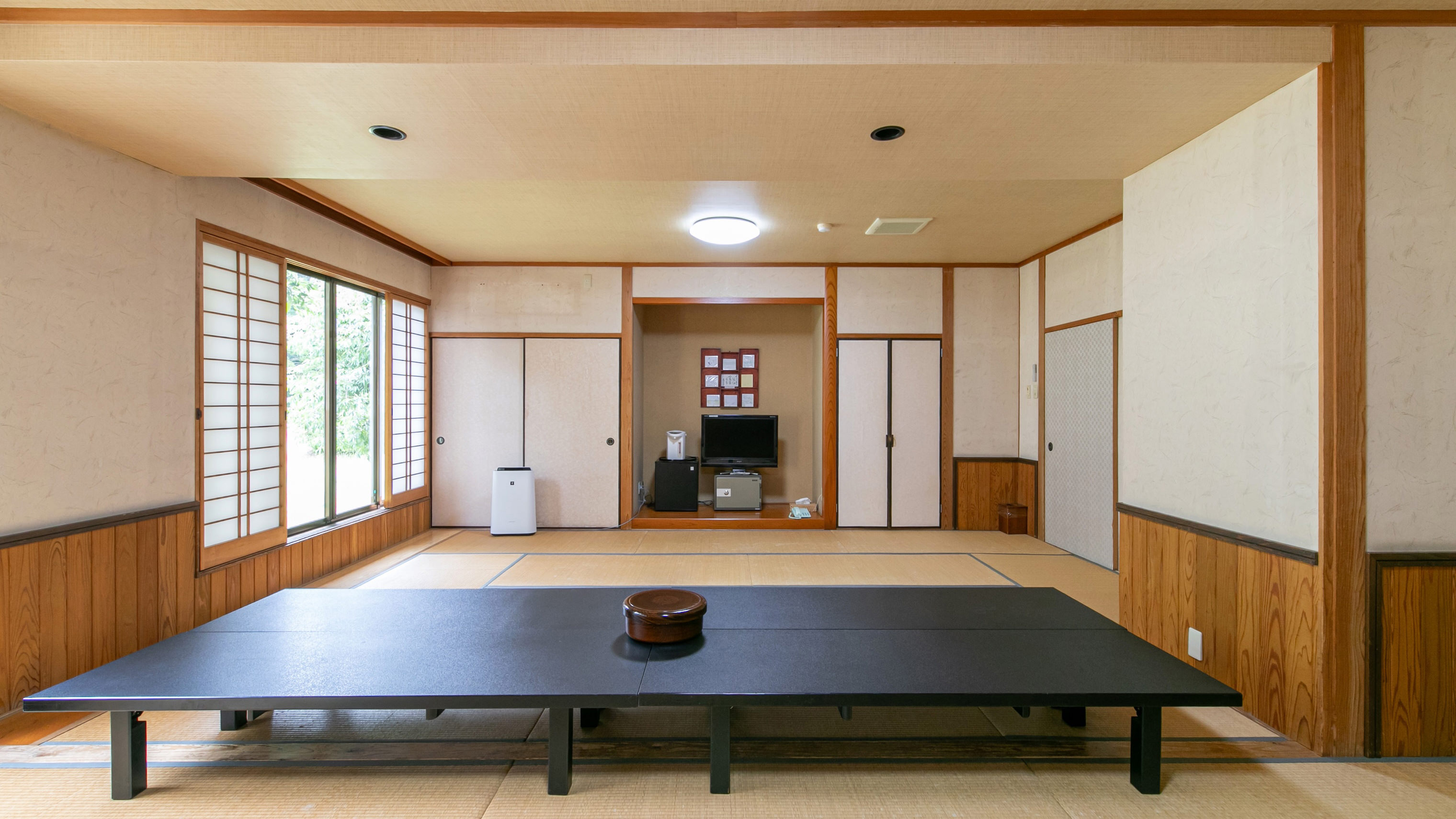 【和室２０畳】テレビ・トイレ・冷蔵庫付き（中庭側）