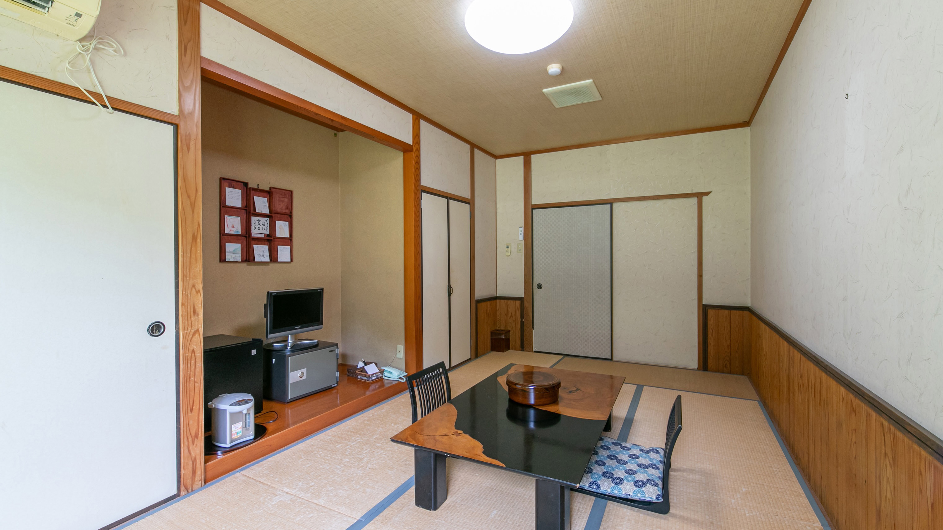 【和室９畳】テレビ・トイレ・冷蔵庫付き（中庭側）