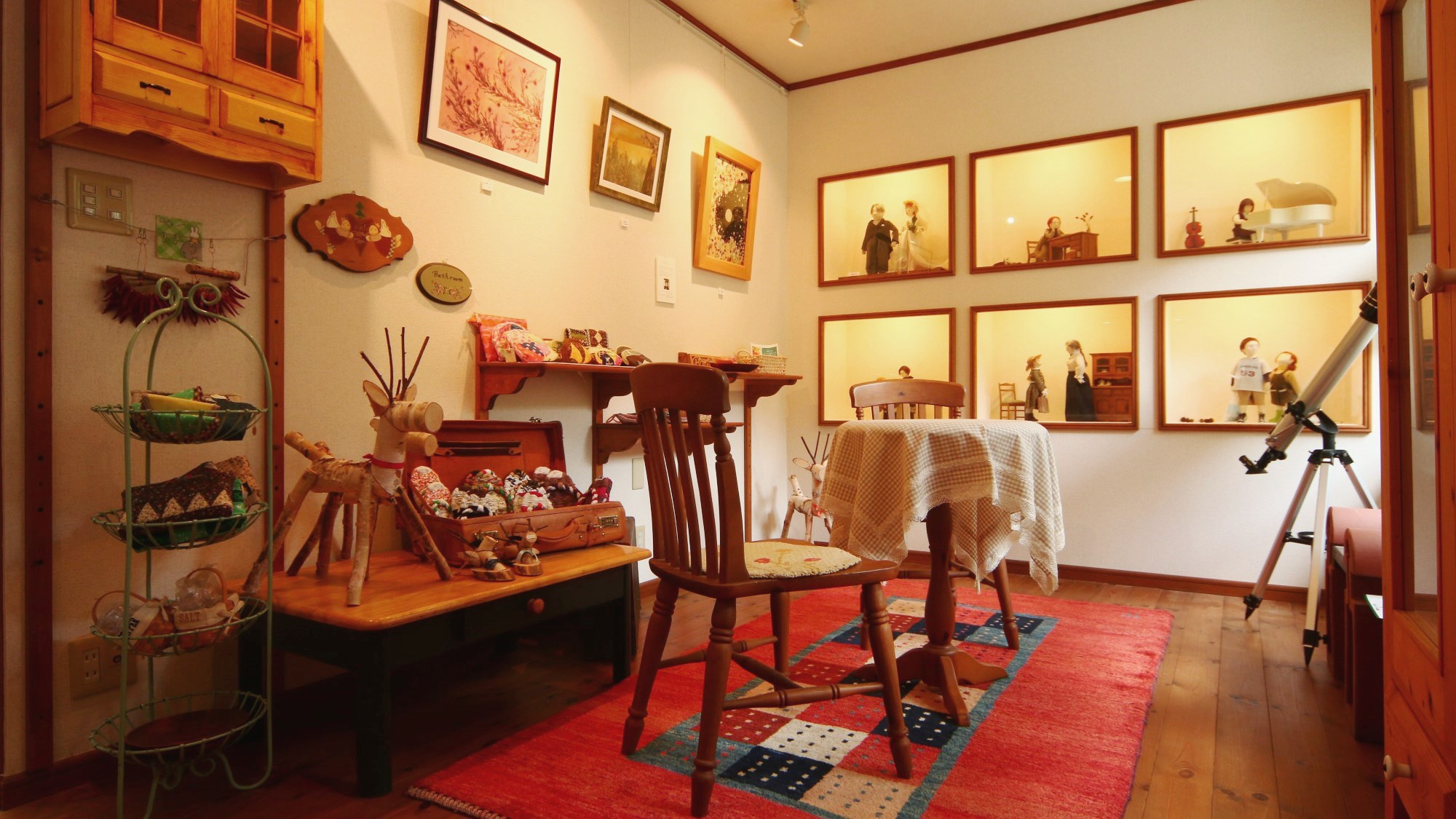 ★パブリックスペース　オーナーの作品展示や作家さんの作品などがございます