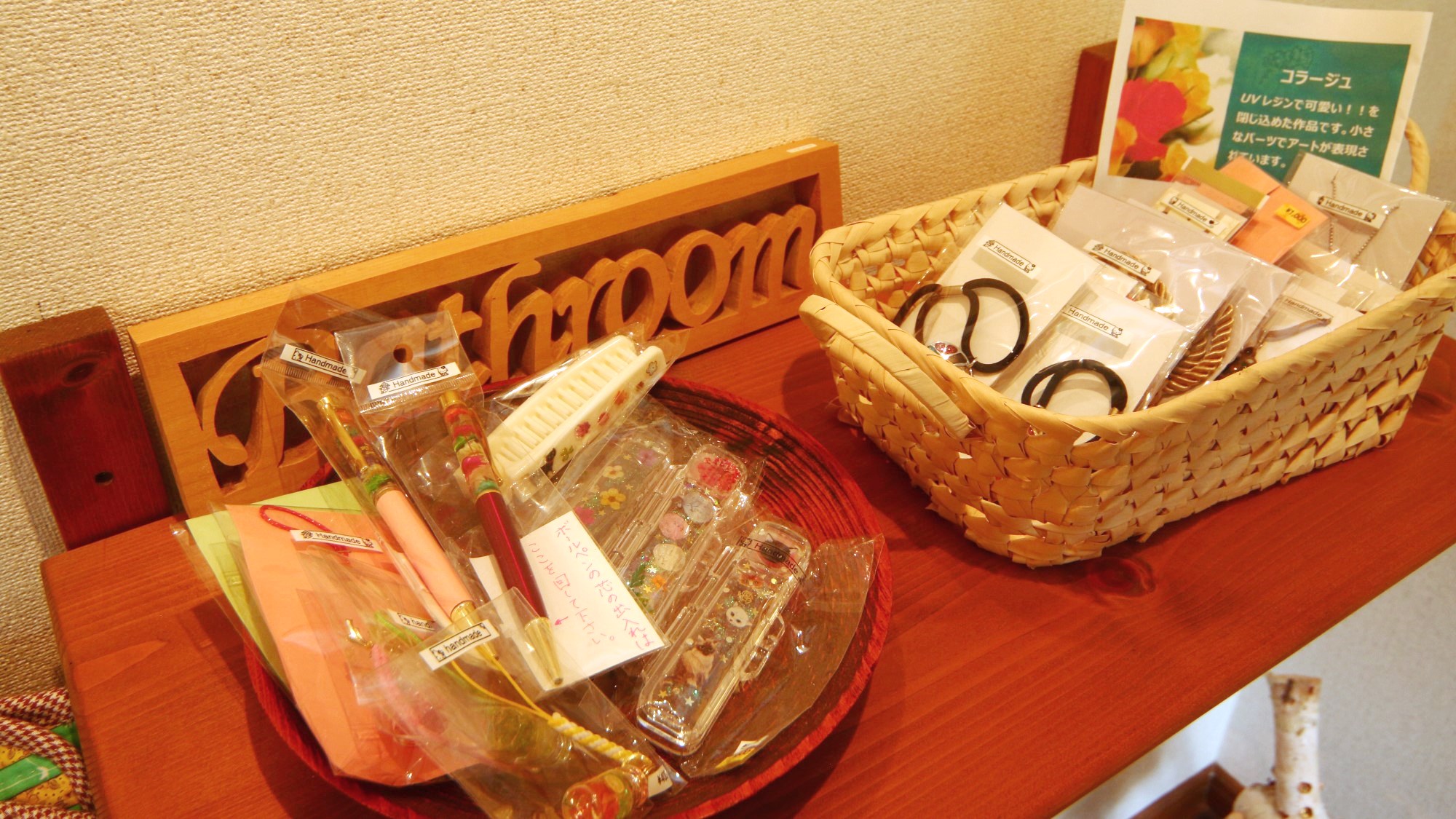 パブリックスペース　様々な作家さんが制作した作品も展示しております