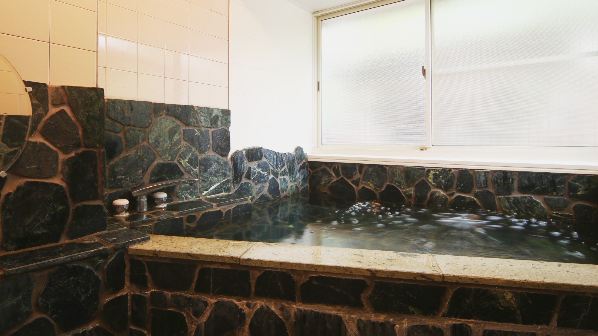 ジェットバスの貸切風呂（予約制）　鍵付きなので安心です